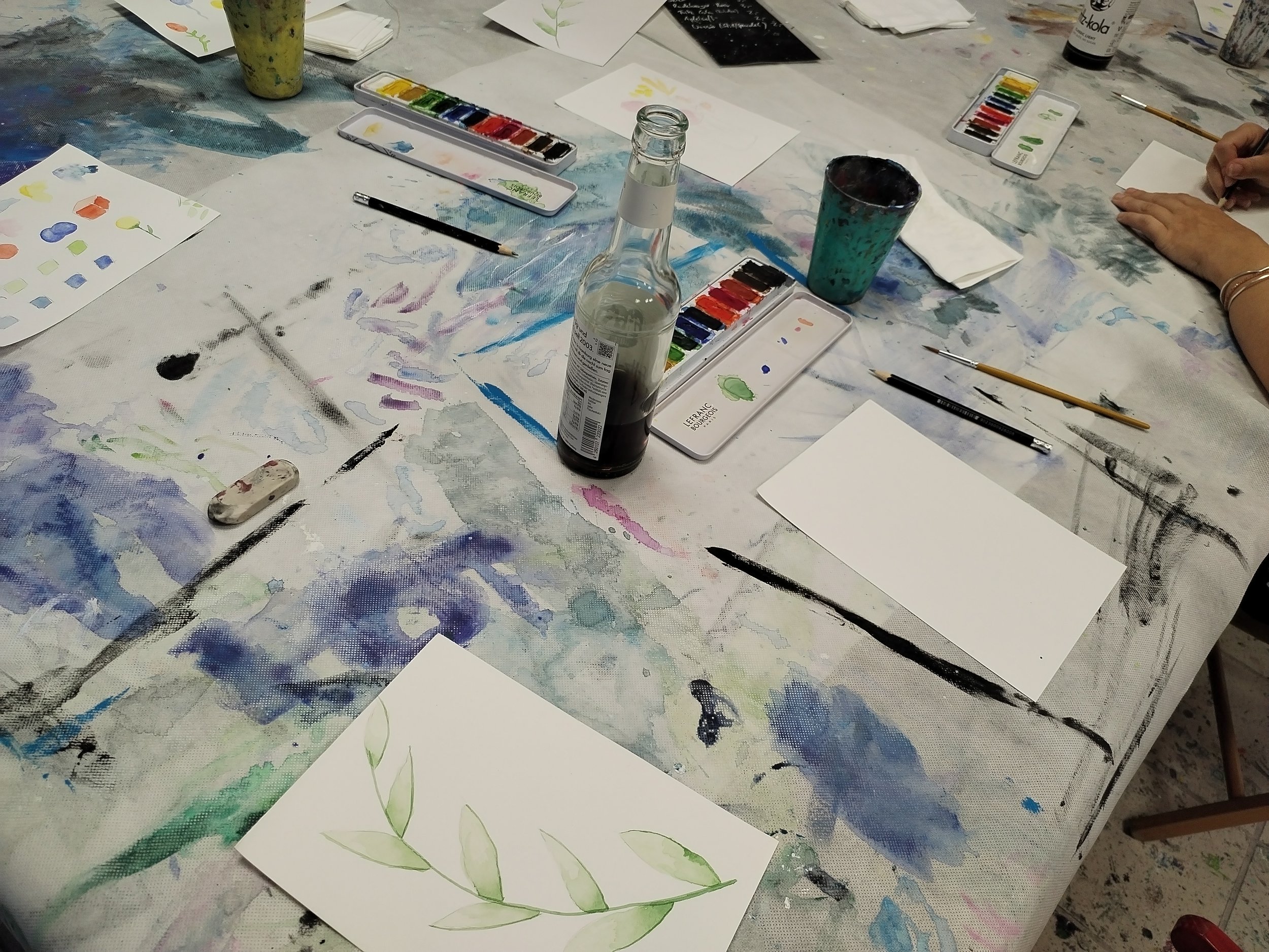 Arbeitstischmit floralen Zeichnungen bei einem Aqurellkurs