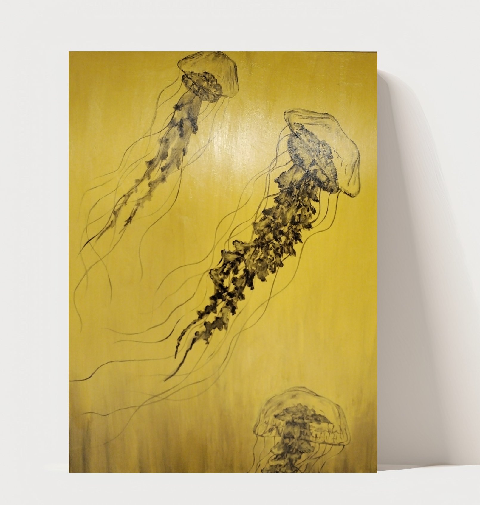 Acrylbild in Schwarzweiß, Drei Quallen steigen in einem goldenen, schwerelosen Raum nach oben.