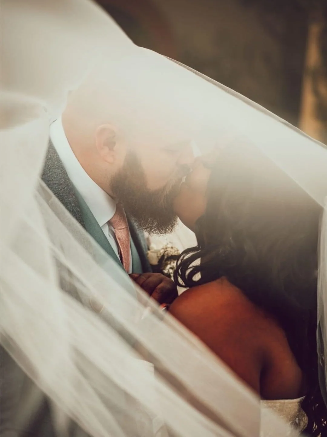 Are you having a veil on your wedding day?? 

Top tip: GO BIG! 😍🔥✌🏻 

So many brides ask me for veil shots but sometimes have a short veil which unfortunately is too short for the shots they&rsquo;ve been excited for&hellip; 

You could get a long