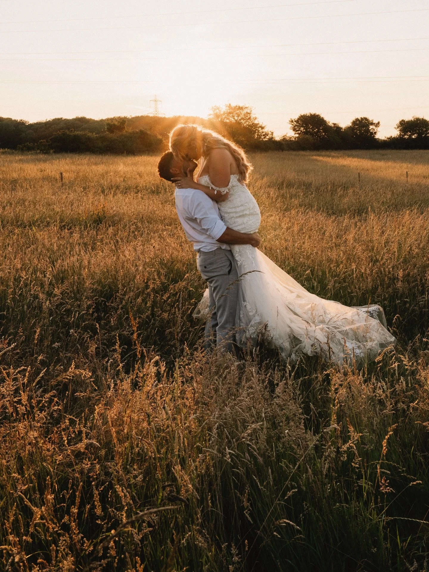 The sun was definitely around last year for some AMAZING weddings! 

Dancing in the sun, strolls across the landscape for sunset.. an incredible way to cap off your big day! 

So, have to make the most of it with an easy going approach to soak up the
