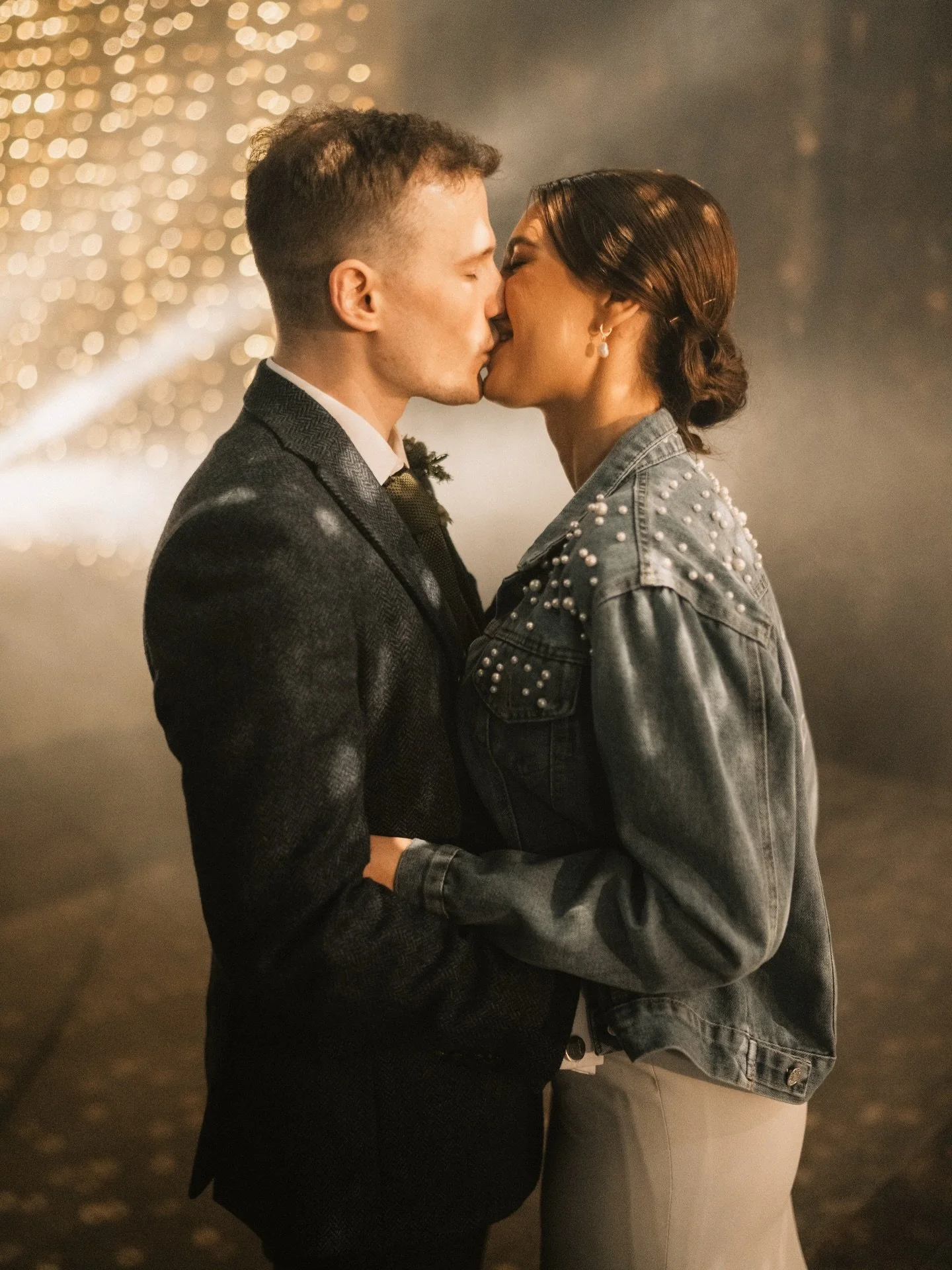 Holly &amp; Will 📸

I didn&rsquo;t know what to expect the first time I shot at @owenhouseweddingbarn - and it didn&rsquo;t disappoint! 

A stunning venue throughout, then we were ushered to an unbelievably stunning barn area away from all the guest