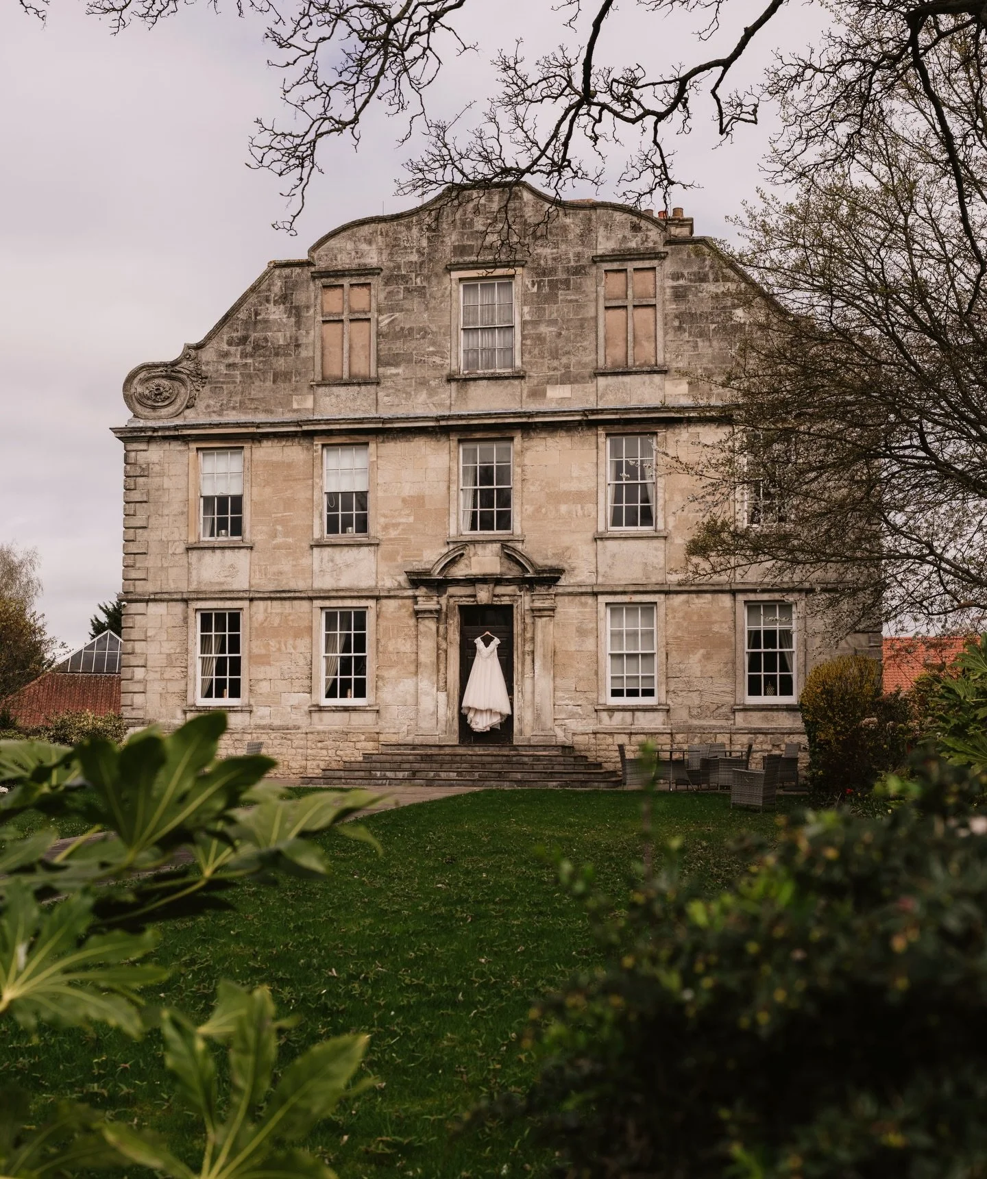 From &ldquo;we&rsquo;re not very good at this&hellip;&rdquo; to &ldquo;thank you for making us feel at ease&rdquo; ❤️

Congratulations to Dale &amp; Savannah who got married yesterday at @hellabyhallhotel 

A stunning venue for a dress shot! @bellesb