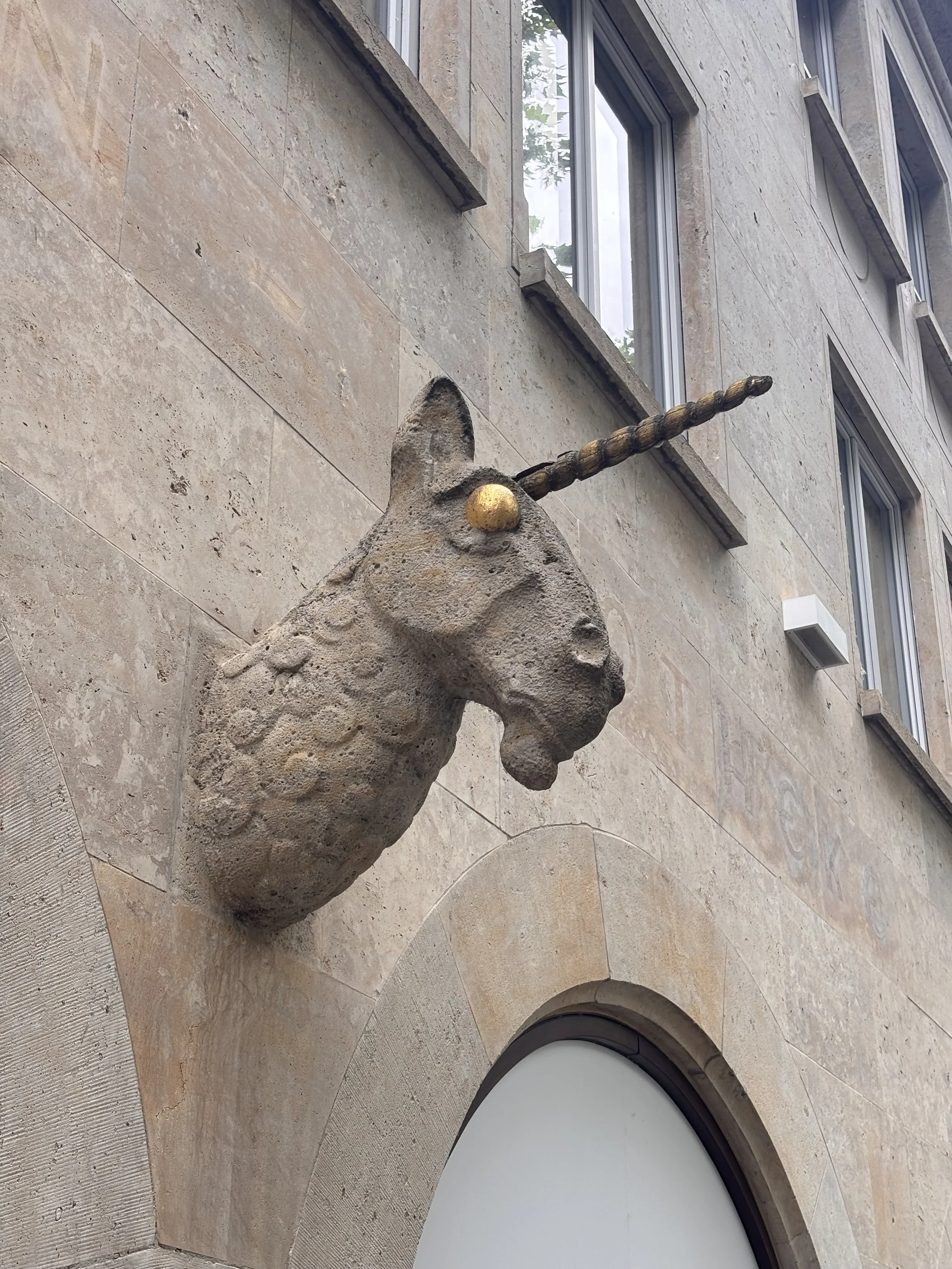 hovedet gennem (lyd)muren
