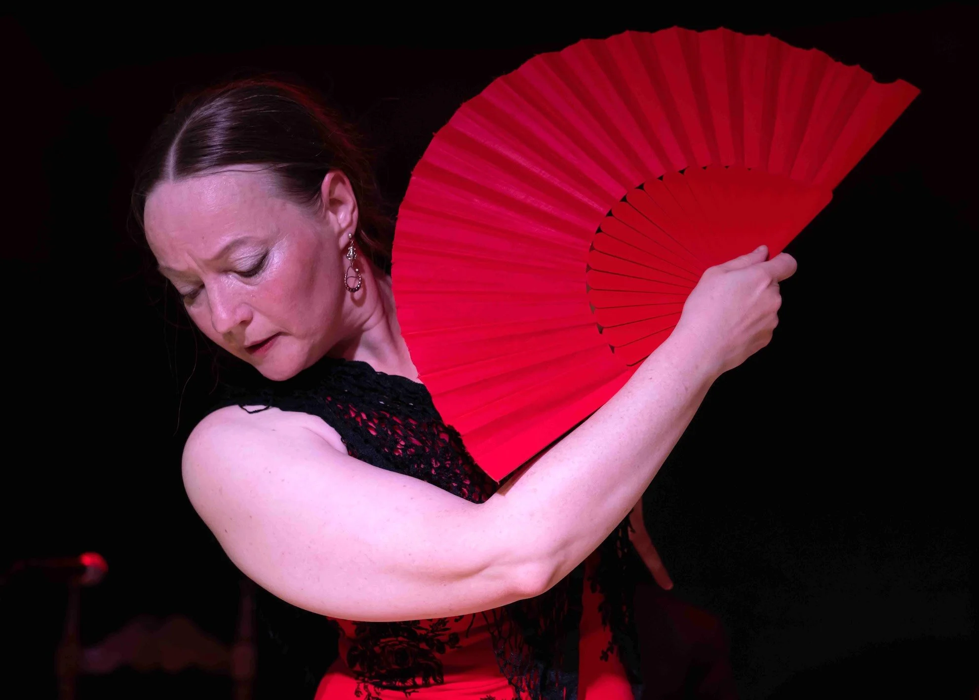 Foto af Julie Andkjær Olsen der danser flamenco med rød vifte
