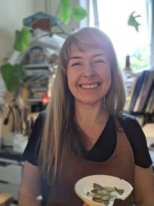 Kimmi Davies. New Life to Broken Plates. @newlifetobrokenplates. Handmade in Wales. Shard jewellery. Broken plate jewellery. 20th wedding anniversary gift.