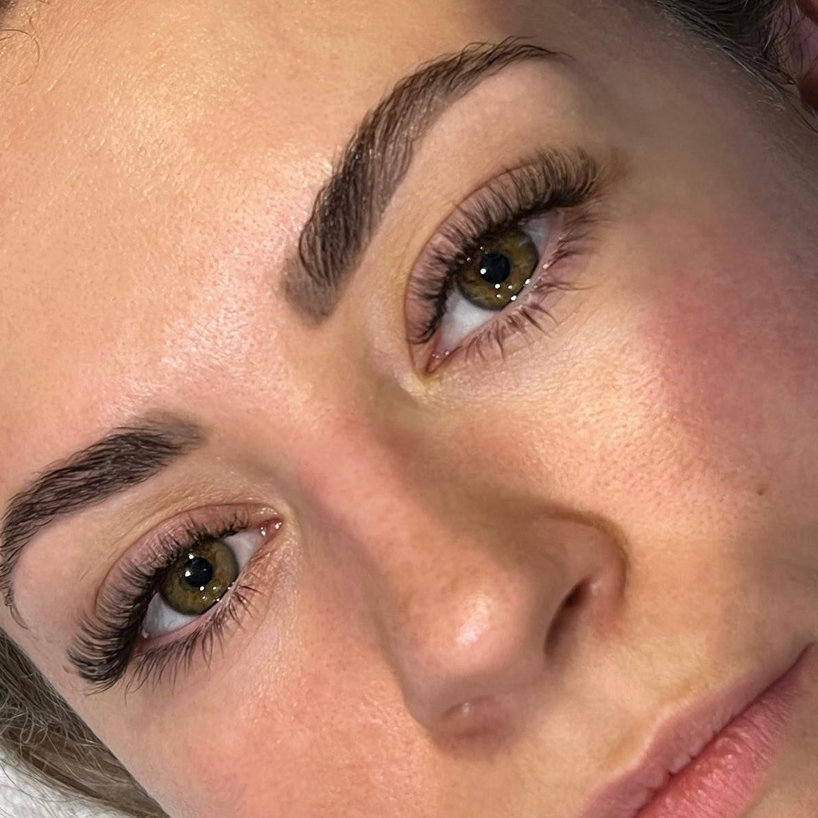 Good morning🤍, wake up looking glam everyday with this volume lash &amp; HD brow combo ♾️

Lashes and brows by Elloise using 
@lashbase_uk 
@hdbrowsofficial 

#lashes #brows #beauty #lashtech #ringwood #dorset #bournemouth #hdbrow #browtinting #brow