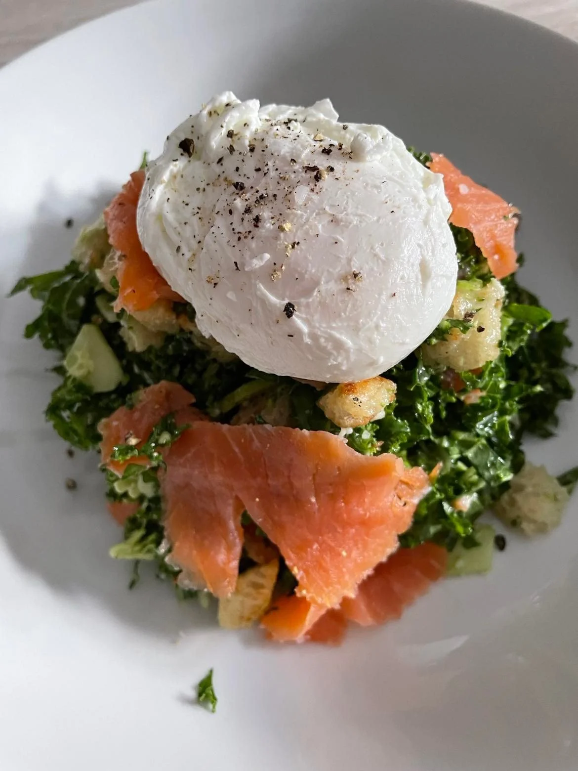 EATS: Kale, Broccoli, Smoked Salmon Salad with Poached Egg 