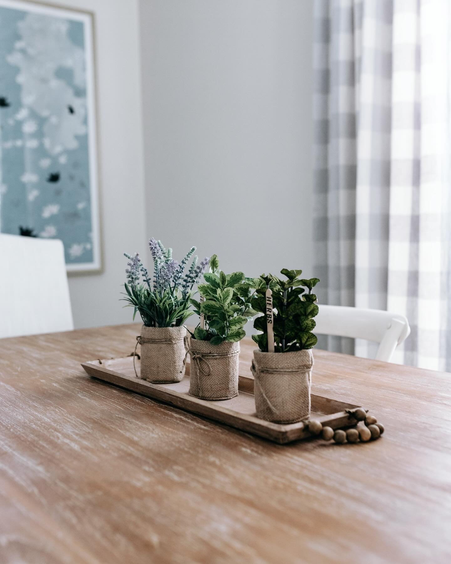 It&rsquo;s the small touches that make the difference. 

#wood #plants #indoorplants #bright #green #modern