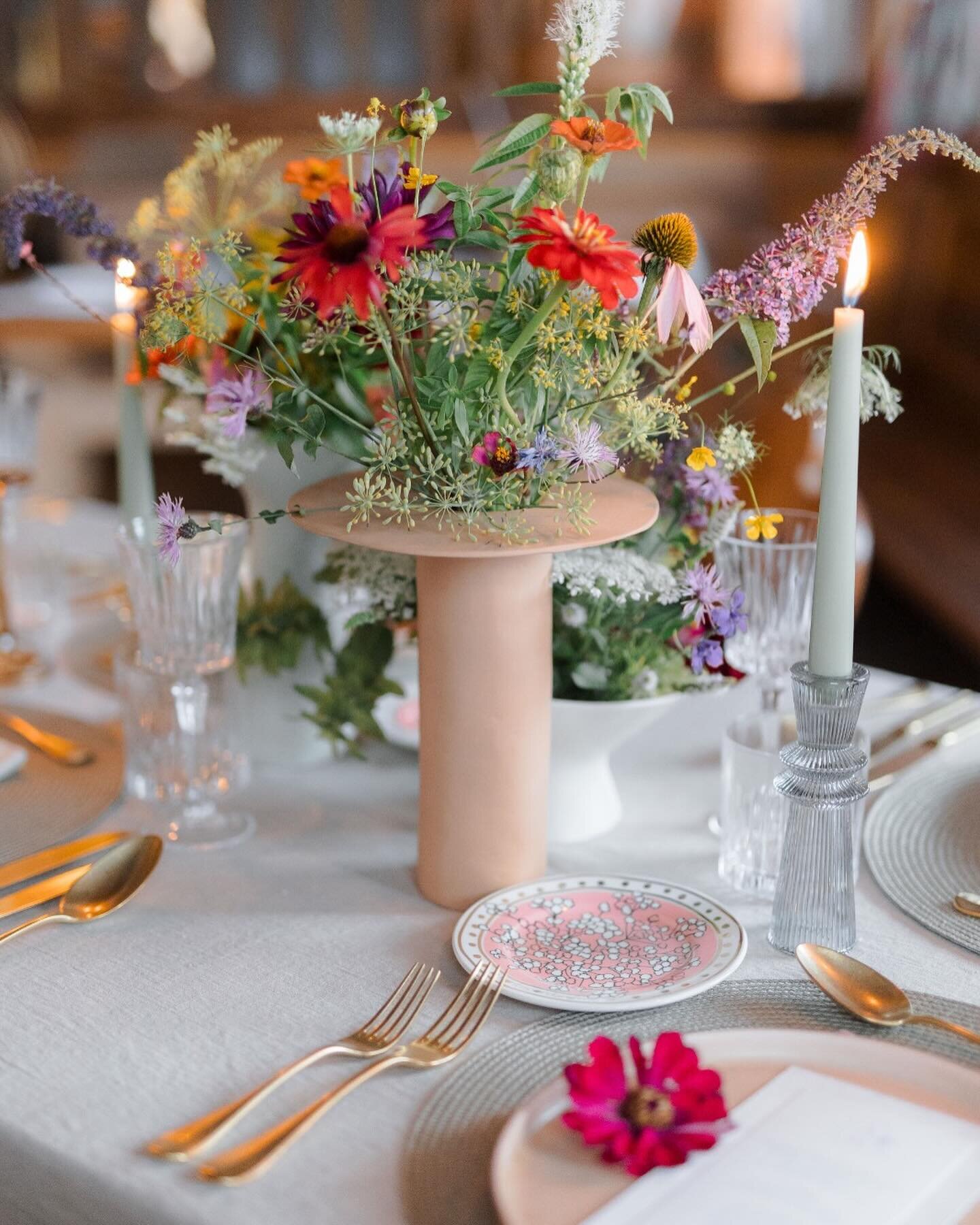 Parliamo di 💍❤️👰🏻?

@myweddinginveneto e @jessicaspezialefotografa hanno curato un progetto di inspiration wedding che ha come protagonista la montagna 🏔️ Vi ho preparato una gallery con alcune immagini di questa splendida tavola che invita alla 