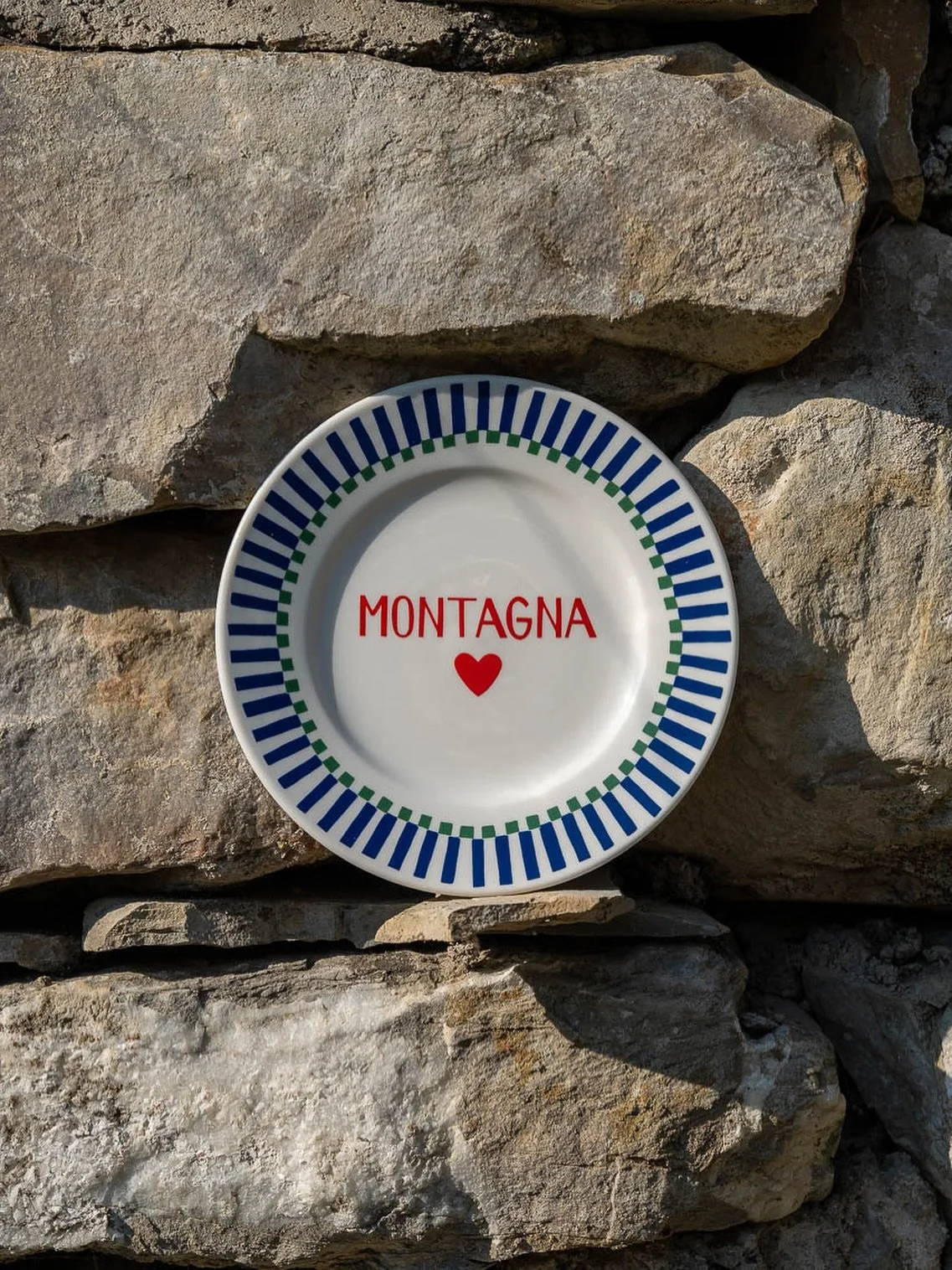 Il piatto Montagna racconta il mio immaginario fatto di calma sospesa e piccoli riti. ⛰️ Ogni decoro di questa collezione &egrave; come una finestra su una storia: la casa di montagna, il legno che scricchiola nei rifugi, la serenit&agrave; trovata l