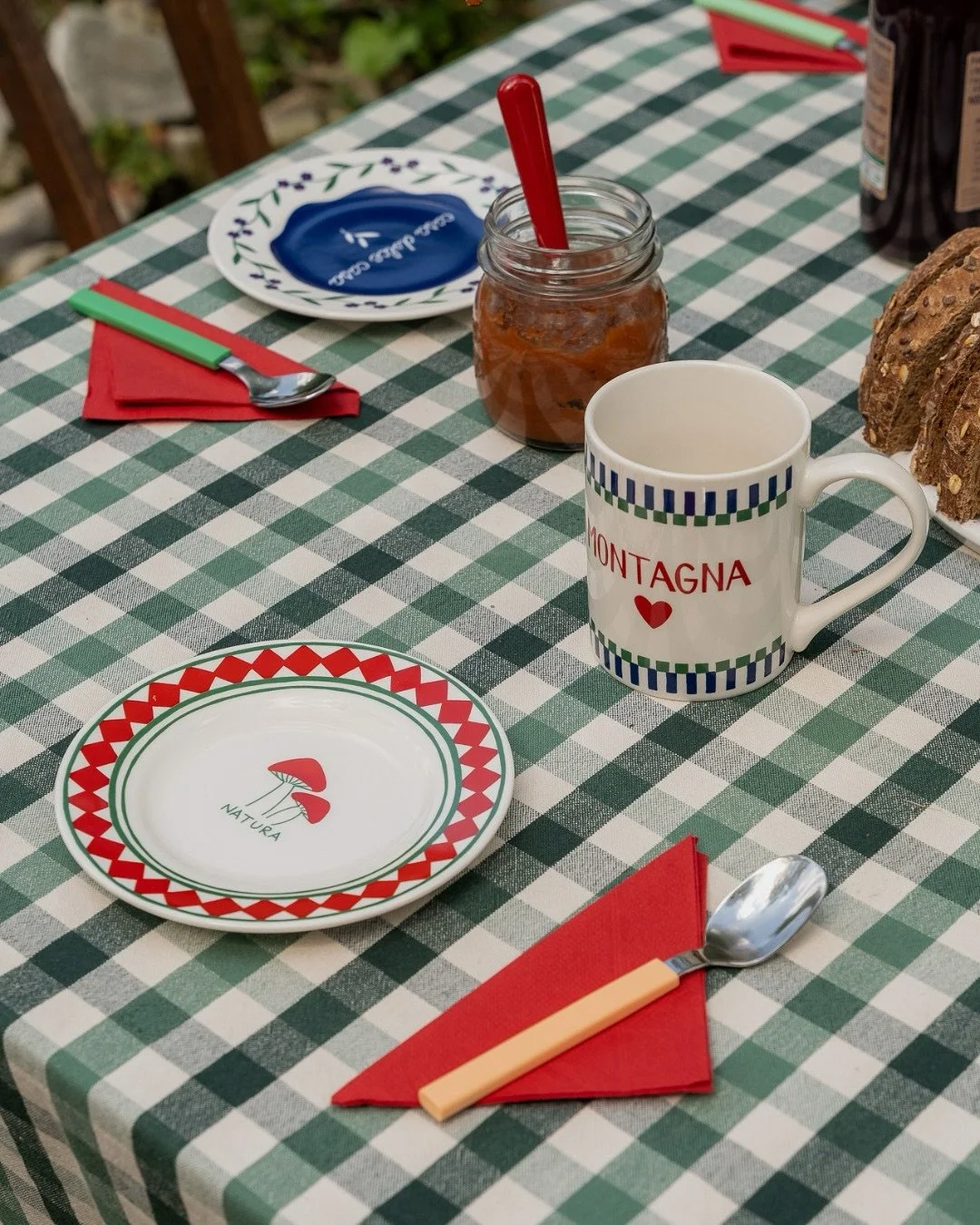 PER CHI AMA LA NATURA! &Egrave; nata una nuova famiglia di piattini e mug in porcellana decorata, un viaggio nel cuore della montagna ⛰️🍄🌲

#ilariai #inaverydecorativeway #solocosebelle #montagna❤️ #wintercollection #naturaatavola #mountainslover #