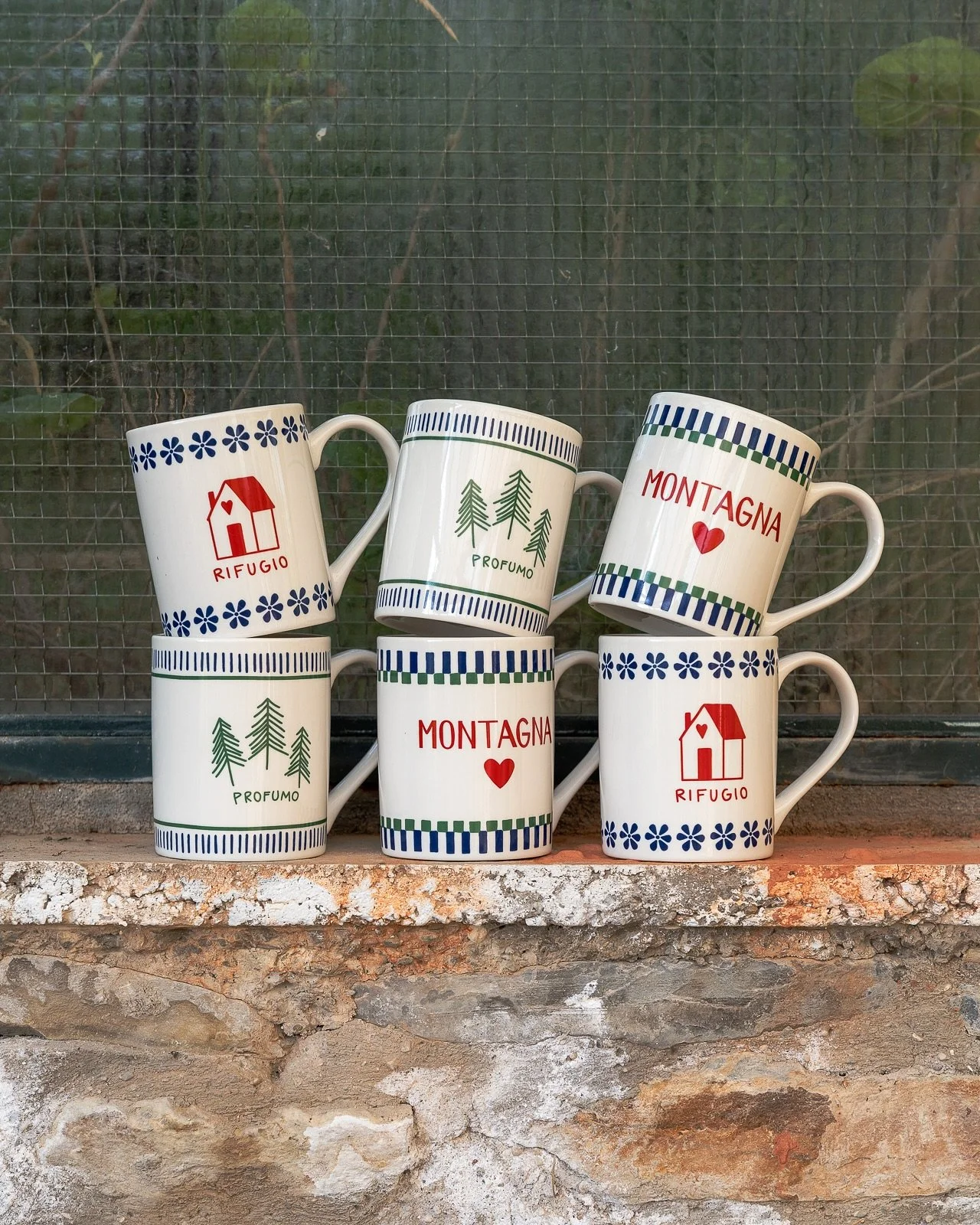 Qualcuno ci aveva gi&agrave; fatto caso, qualcuno no: le tazze hanno una nuova forma 🥁! Le immaginavo proprio cos&igrave;, pi&ugrave; slanciate, con pi&ugrave; spazio per i decori e pi&ugrave; versatili nell&rsquo;uso. Cos&igrave; le ho ridisegnate 