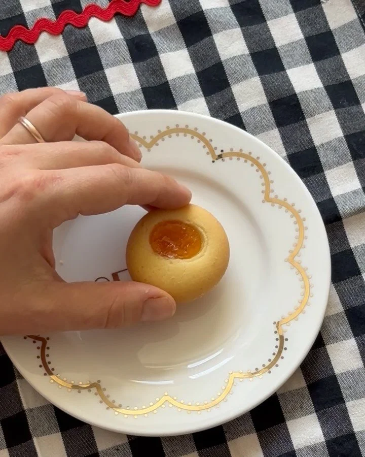 Promemoria gentile: fai tante merende di Natale e gioca pi&ugrave; che puoi! 🍪🥜🍮

#ilariai #inaverydecorativeway #xmasgiftideas #ceramiclovers