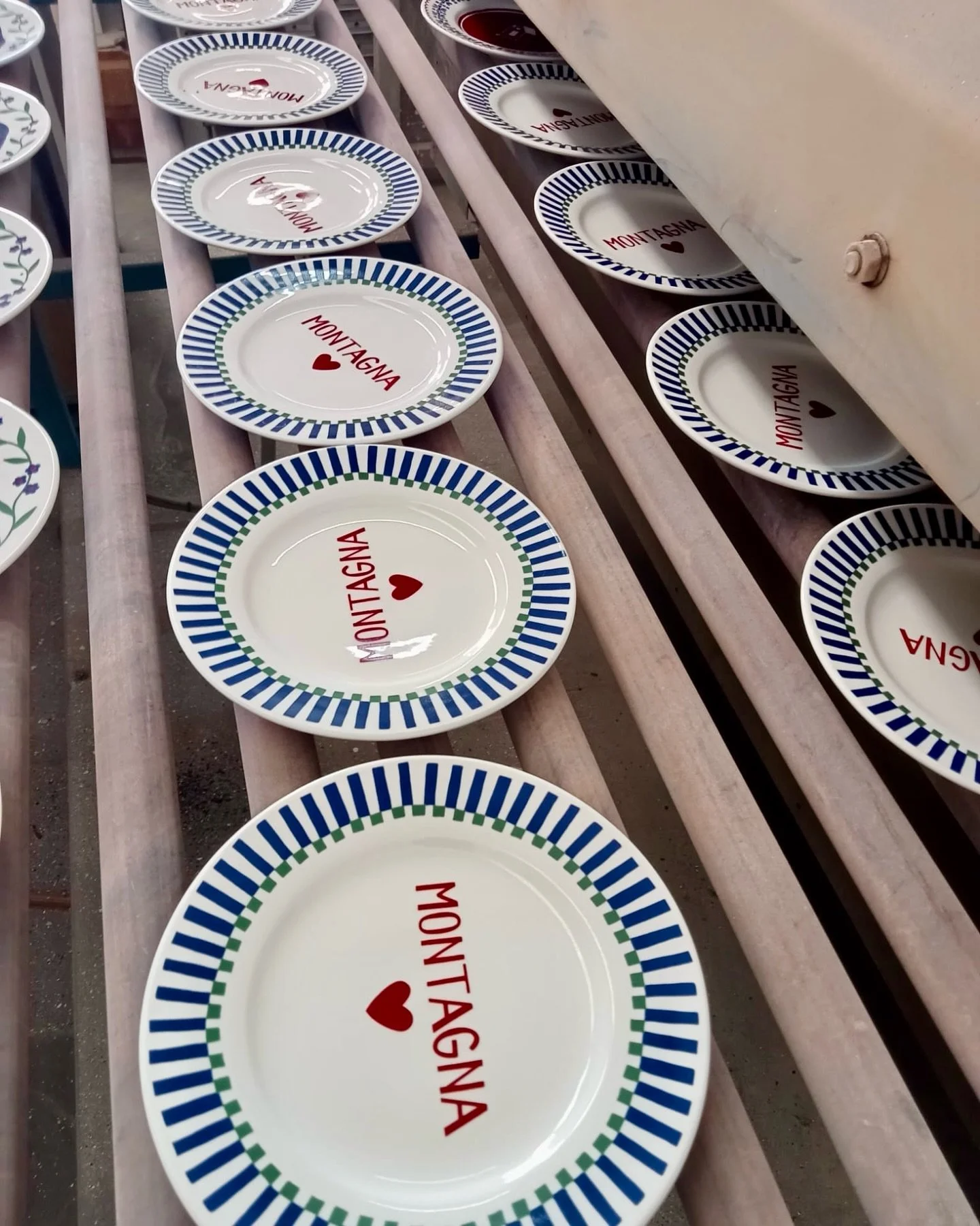 Ecco come sono appena sfornati! Montagna torna a farsi vedere, &egrave; ancora una delle vostre collezioni preferite da portare a tavola, sar&agrave; la stagione ⛷️🏔️? Come dice @salepepe_it &egrave; un piccolo viaggio nel cuore dell&rsquo;inverno!