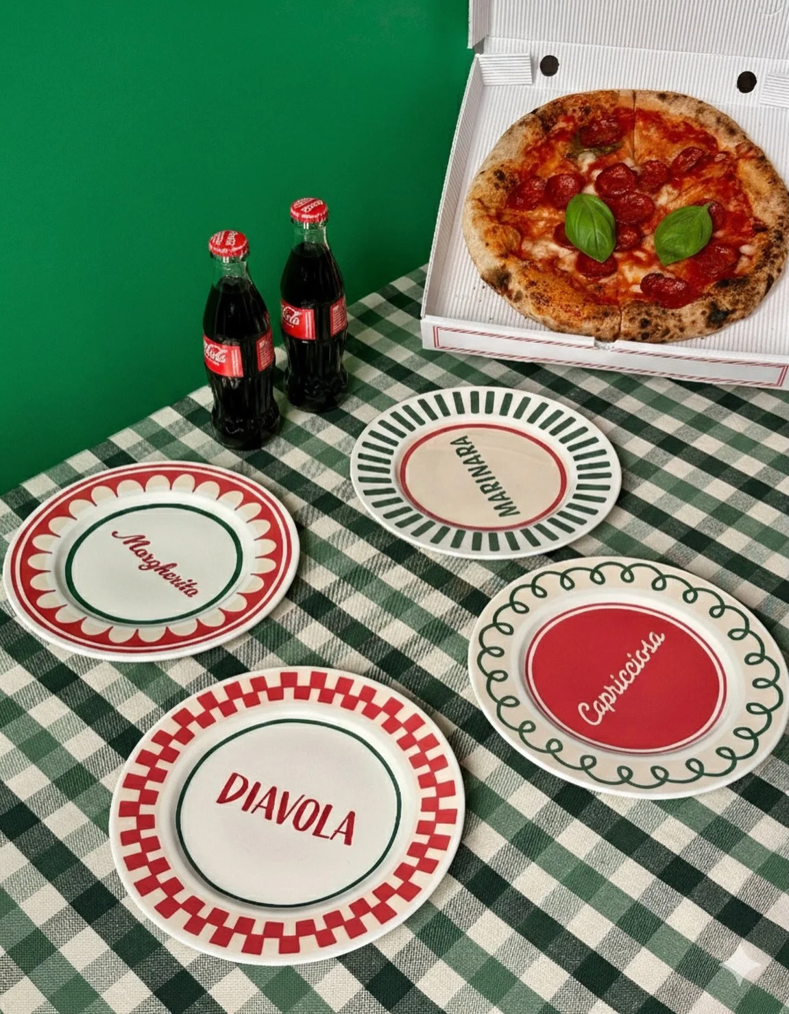 🍕 Margherita &egrave; l&rsquo;intramontabile.
🍕 Diavola &egrave; carattere.
🍕 Capricciosa &egrave; sempre fantasiosa.
🍕 Marinara, senza tempo.

Questa nuova collezione racconta le serate tra amici, quelle improvvisate, dove la PIZZA &egrave; il m