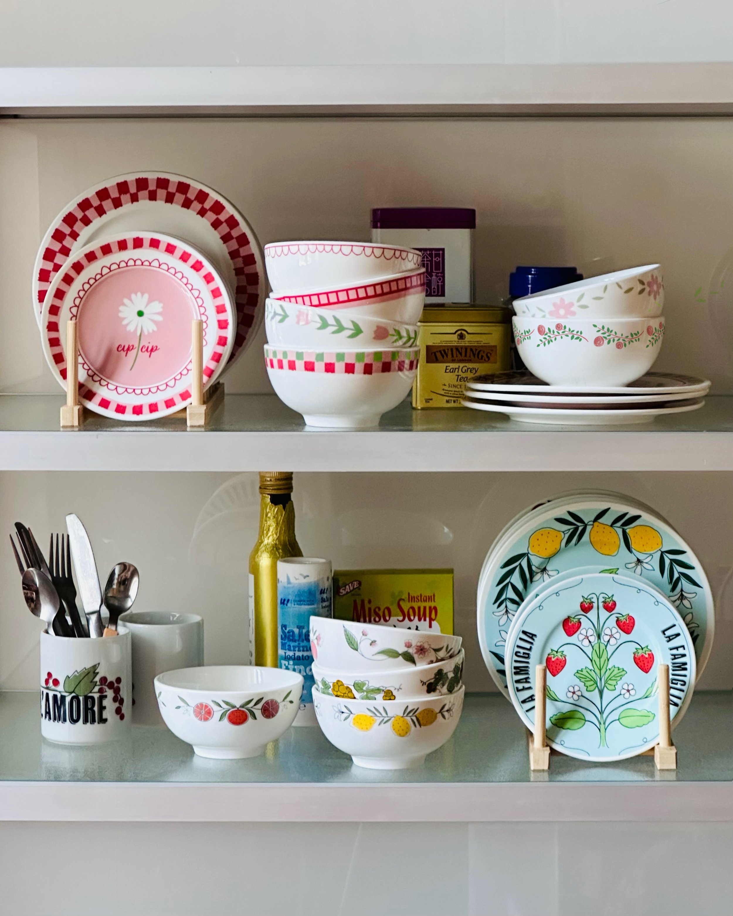 Nuove arrivate 🍧in credenza!

Sono loro, le coppette di cui ho bisogno. Non mi dilungher&ograve; in racconti, non vi dir&ograve; quanto le abbiamo sognate e quante volte abbiamo spostato il lancio. Ma ora &egrave; primavera, le settimane di pioggia 
