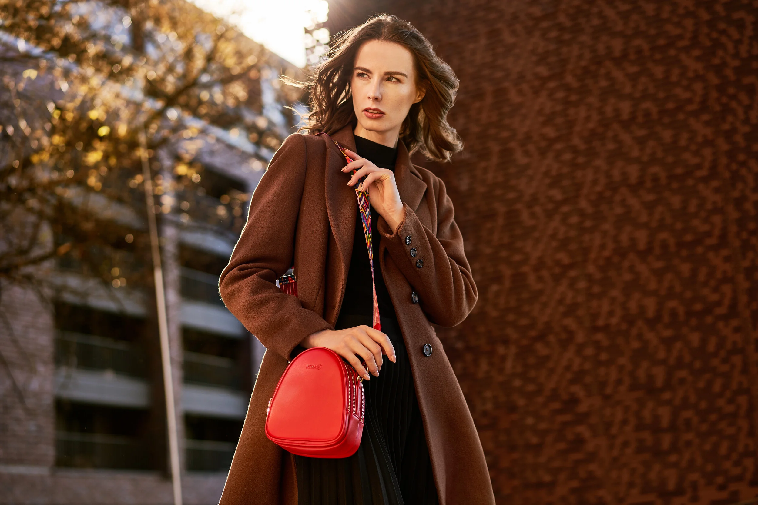fashion, zdjęcie modelki z torebką 