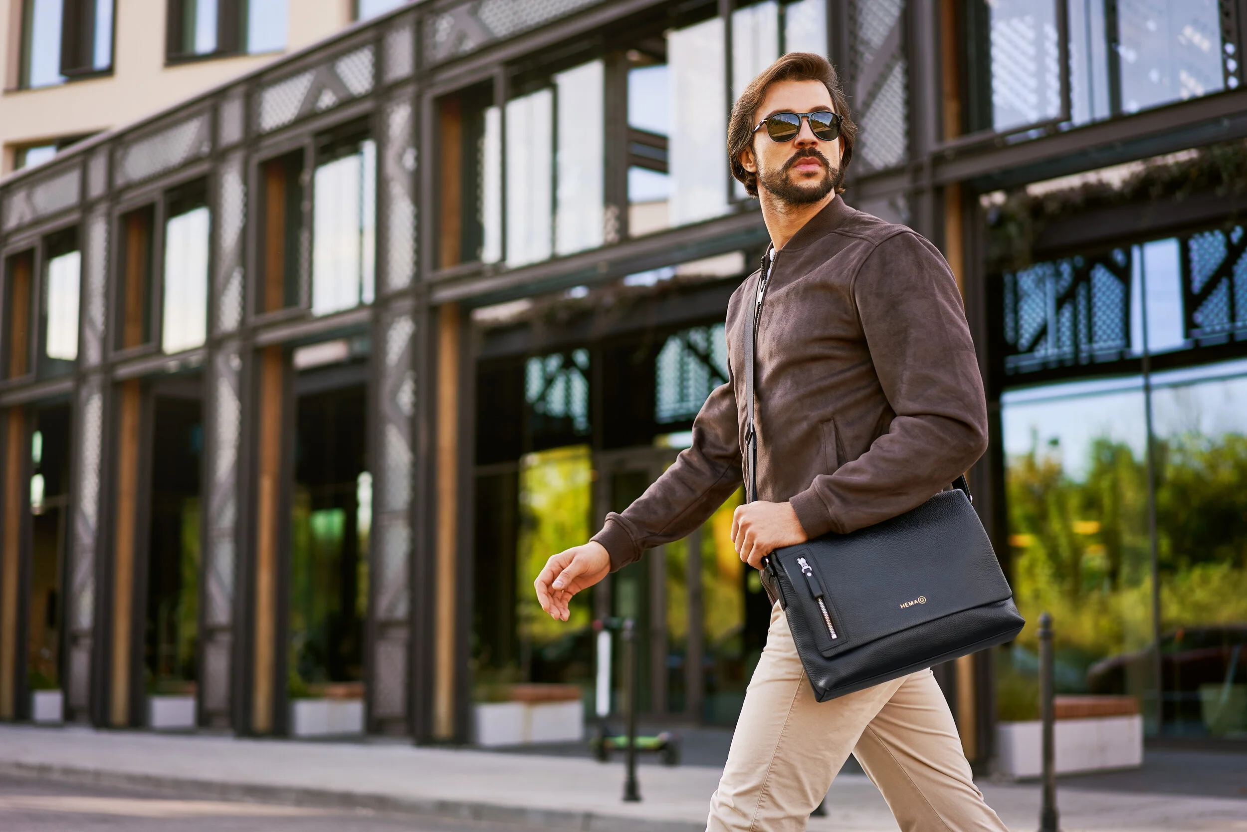 Mężczyzna idący ulicą. lookbook hemago