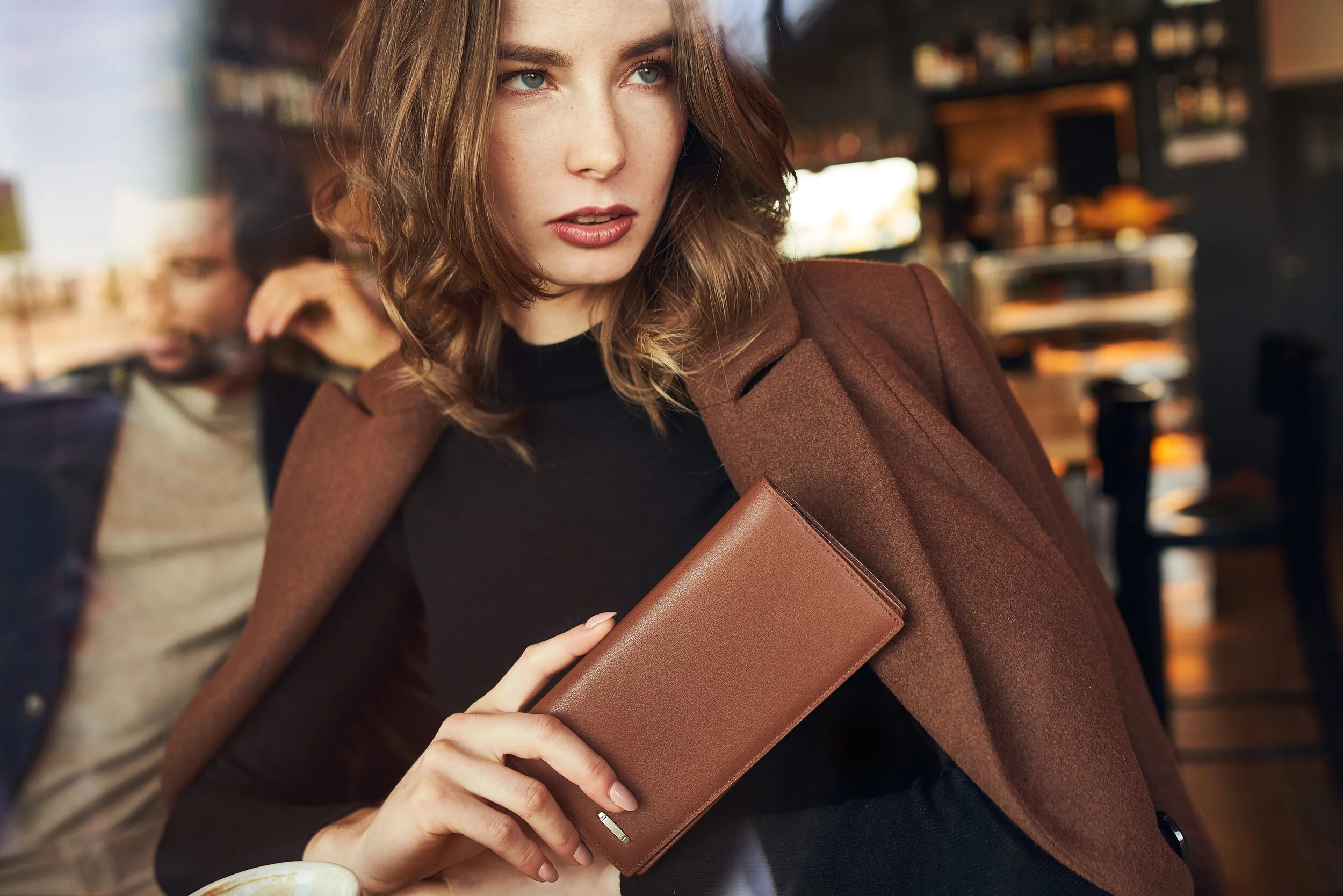 Kobieta z portfelem pozuje do zdjęcia. fotograf Marcin Malicki