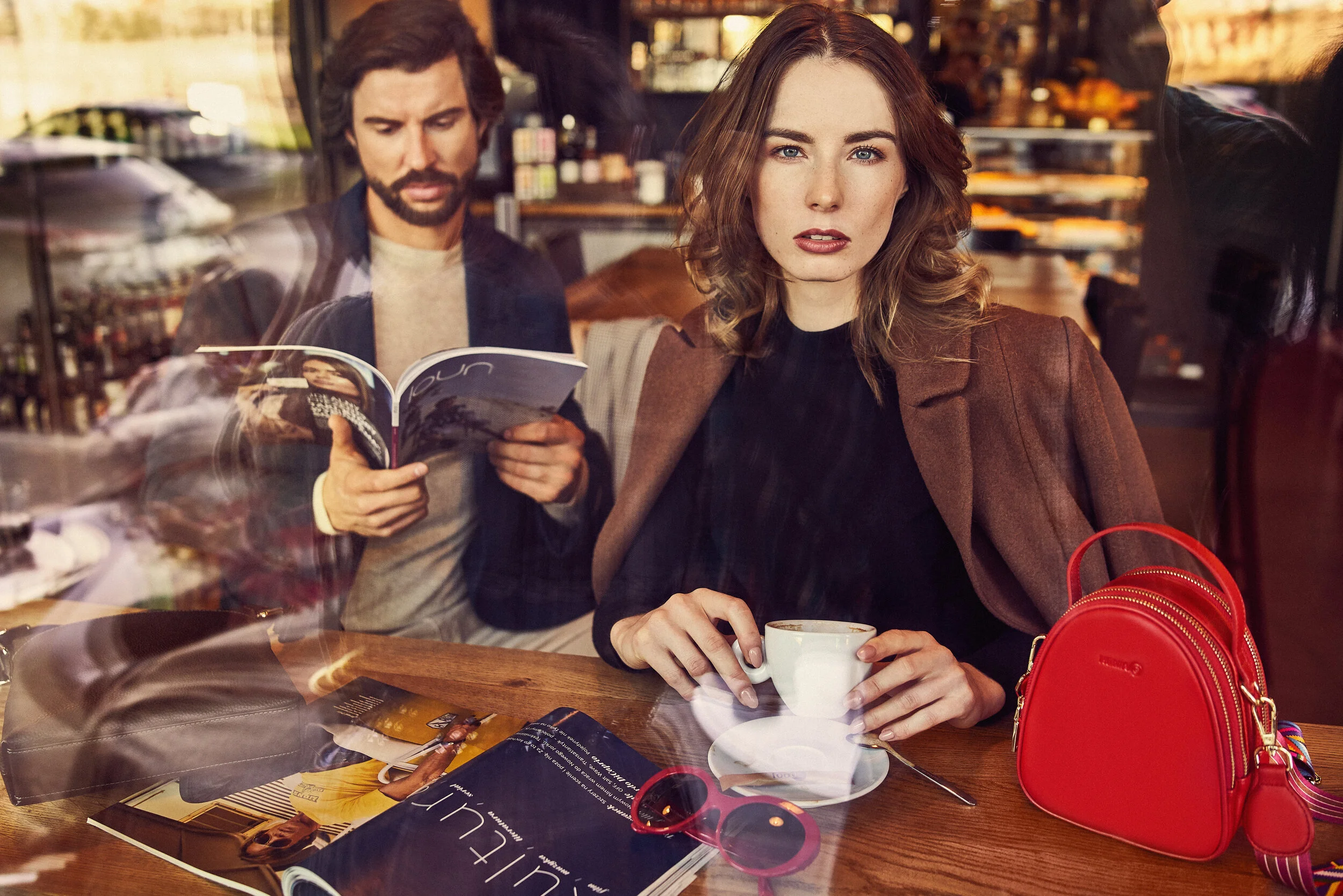 Kobieta patrzy przez witrynę restauracji. Fotograf Marcin Malicki