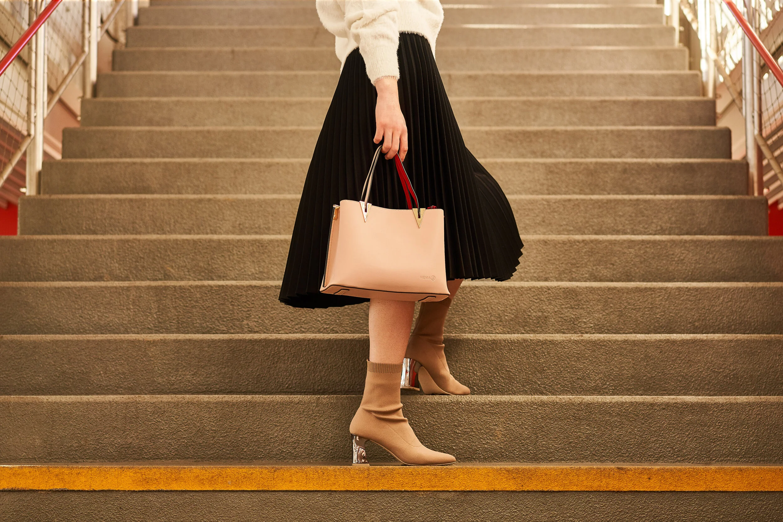 Kobieta stojąca na schodach, zdjęcie torebki.