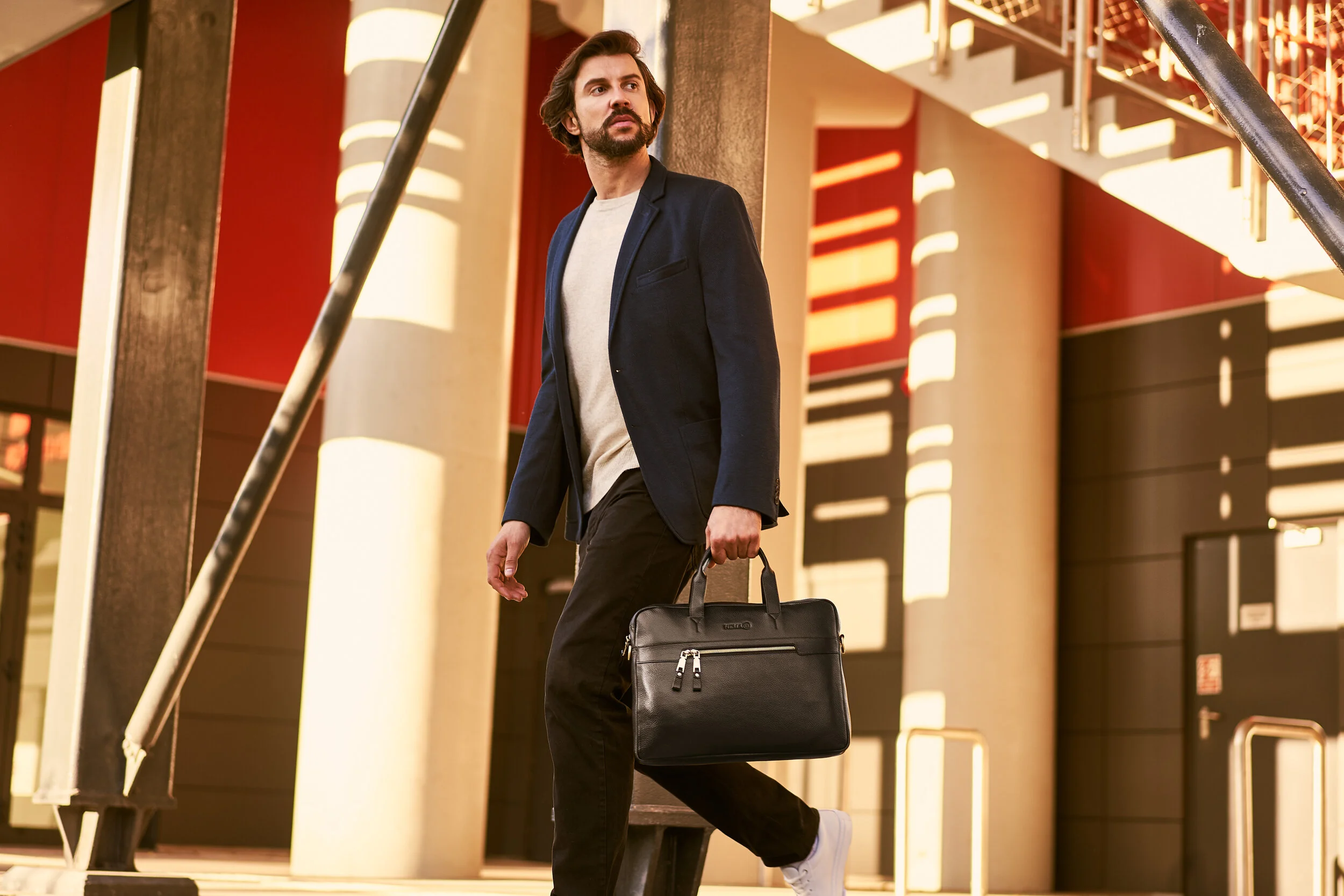 Zdjęcia modowe. Mężczyzna z torbą.