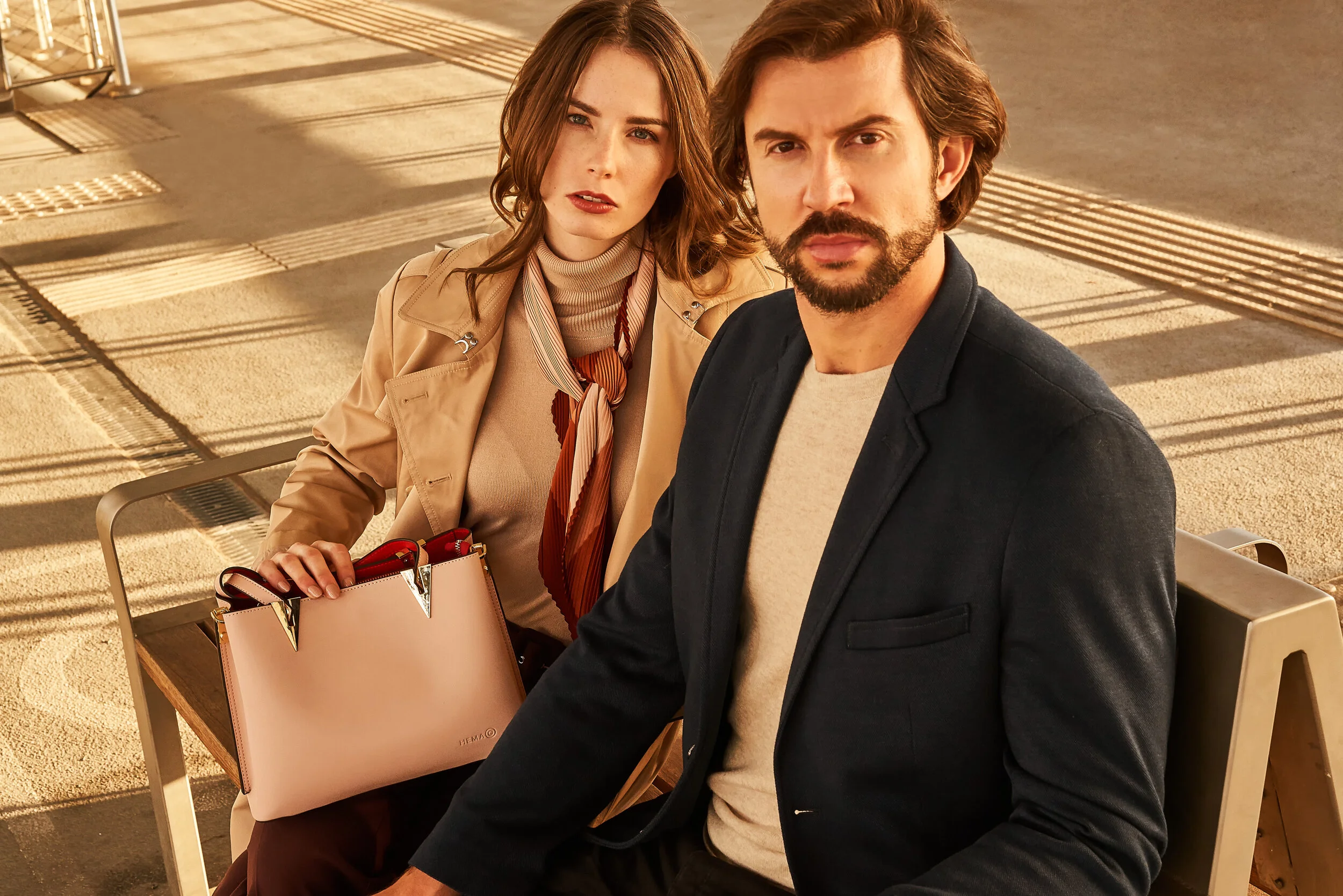 Zdjęcie modowe.  Para siedzi na ławce.