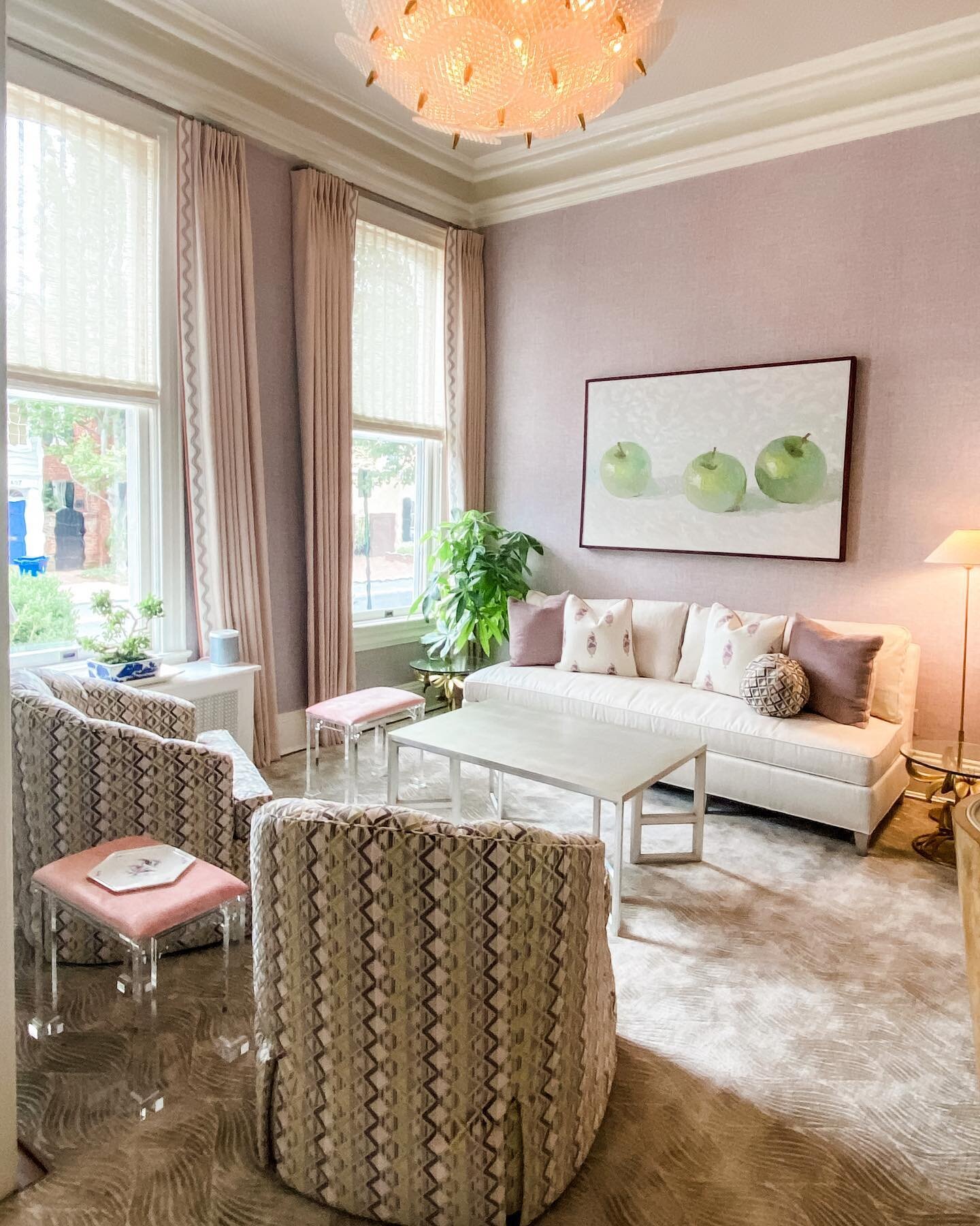 Living room bliss ✨

#livingroom #livingroomdecor #prettyinpink #todiefor #oldtowndesign #interiordesign #decor #residentialdesign #vadesigner