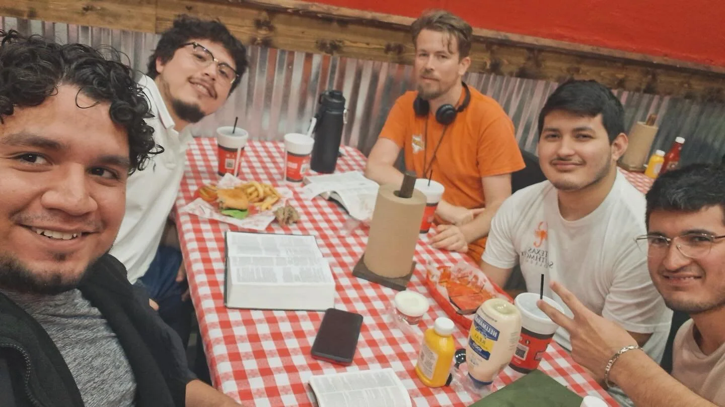 Some nights it looks like this ⬆️ sharing a meal, laughing, opening the Word, and doing life together. This is what small groups are about. Don&rsquo;t miss it, see you tonight!! 

Algunas noches se ven as&iacute; ⬆️ compartiendo comida, riendo, abri
