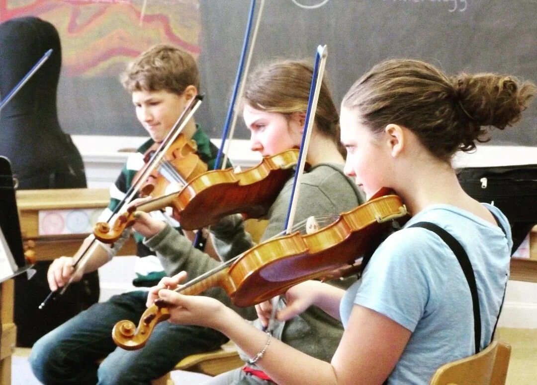 91�Թ� Three Students Playing violin.jpg