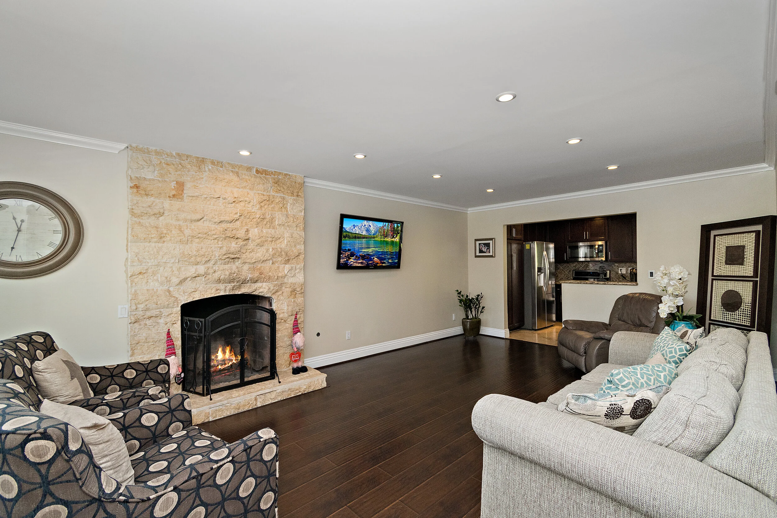02-Living Room.jpg