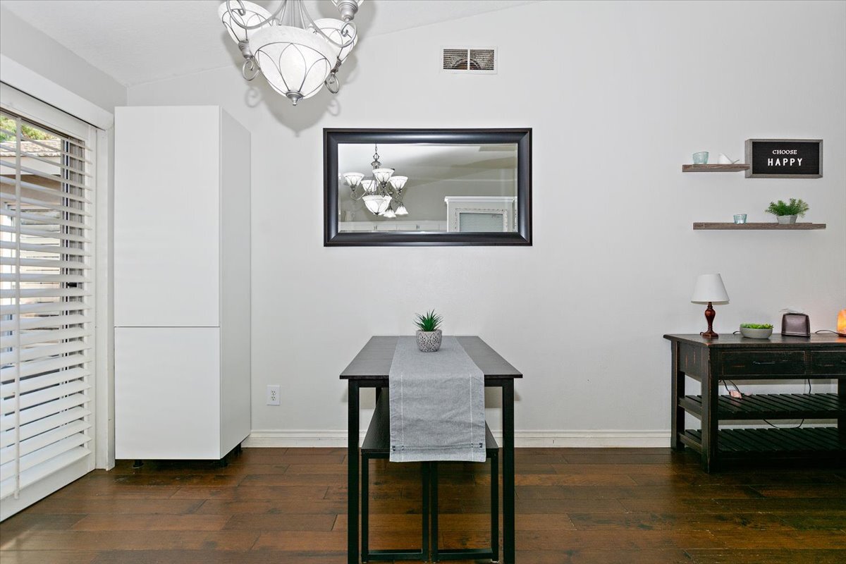 09-Dining Room.jpg