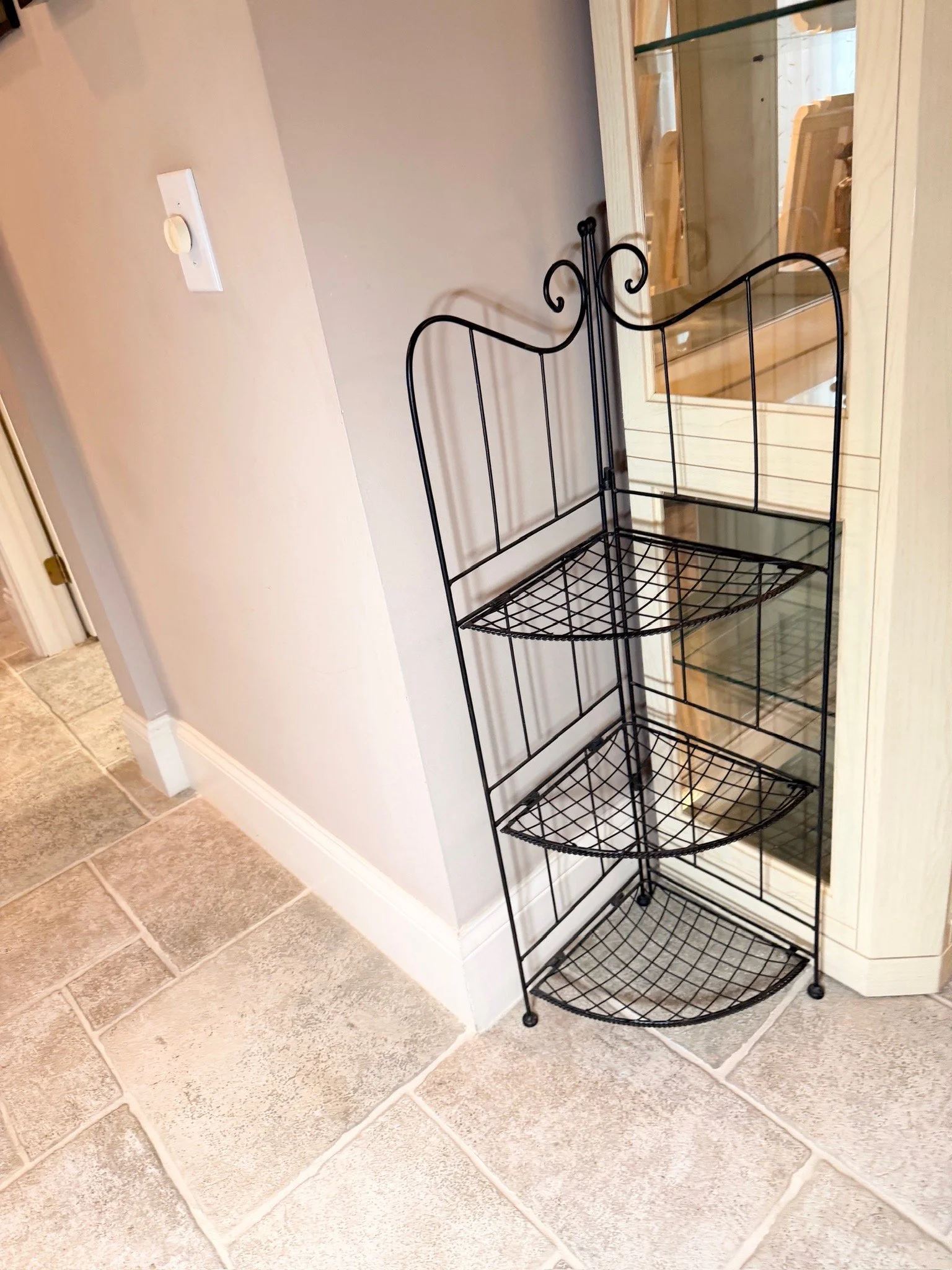 Corner wire folding display shelf