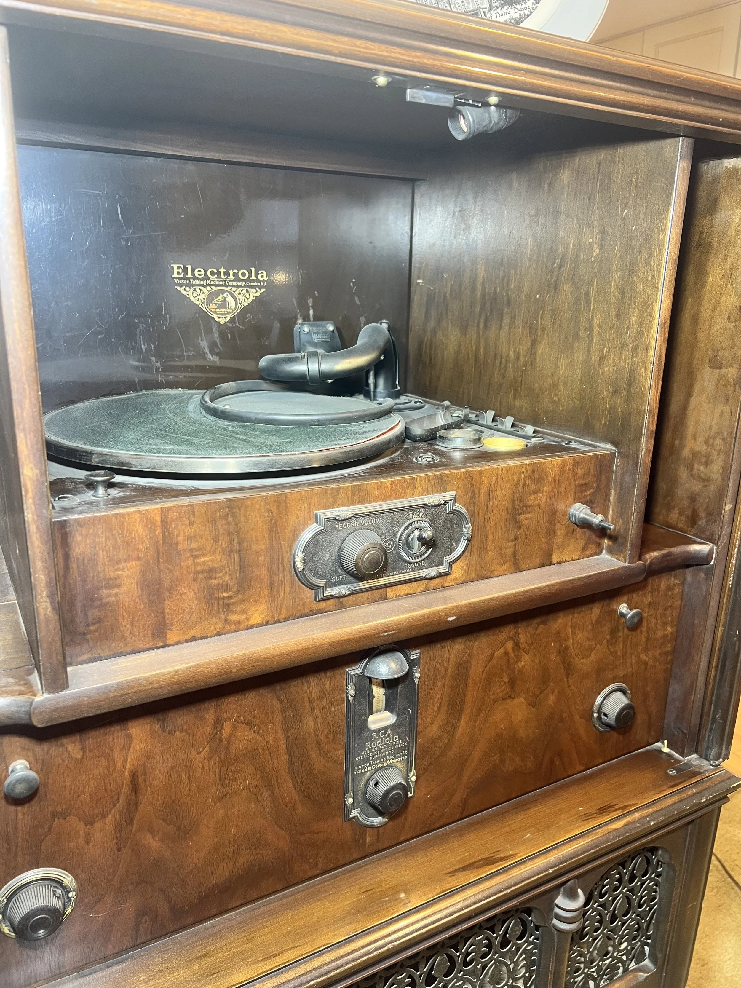 Antique RCA Victor "Electrola": High-end 1920s/30s phonograph and radio console (Note: non-working/cord is cut)