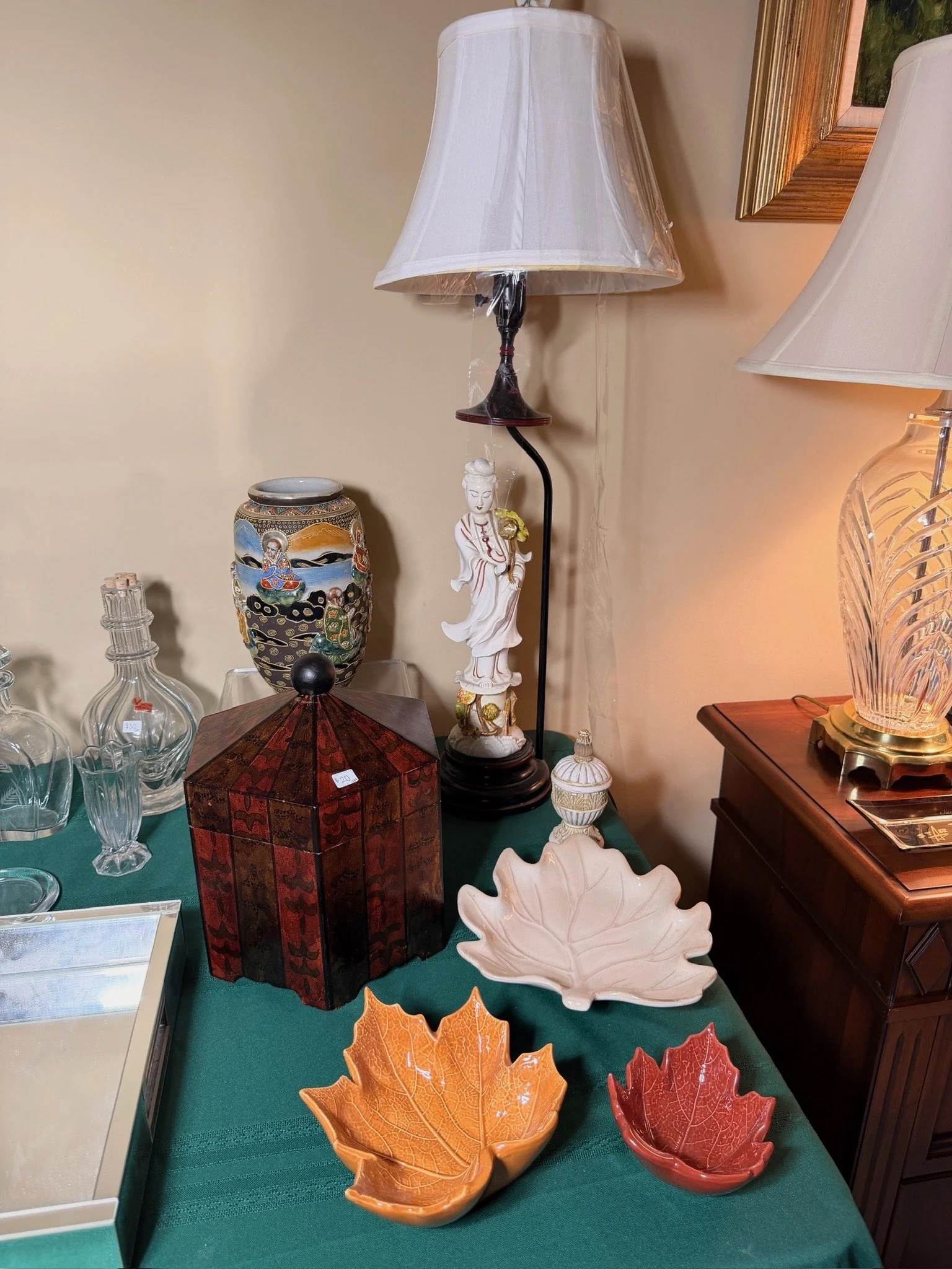 Various decor and lamps