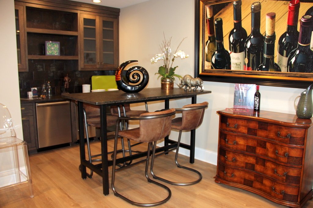 Exceptional Granite Top Pub Table with 4 Leather Stools