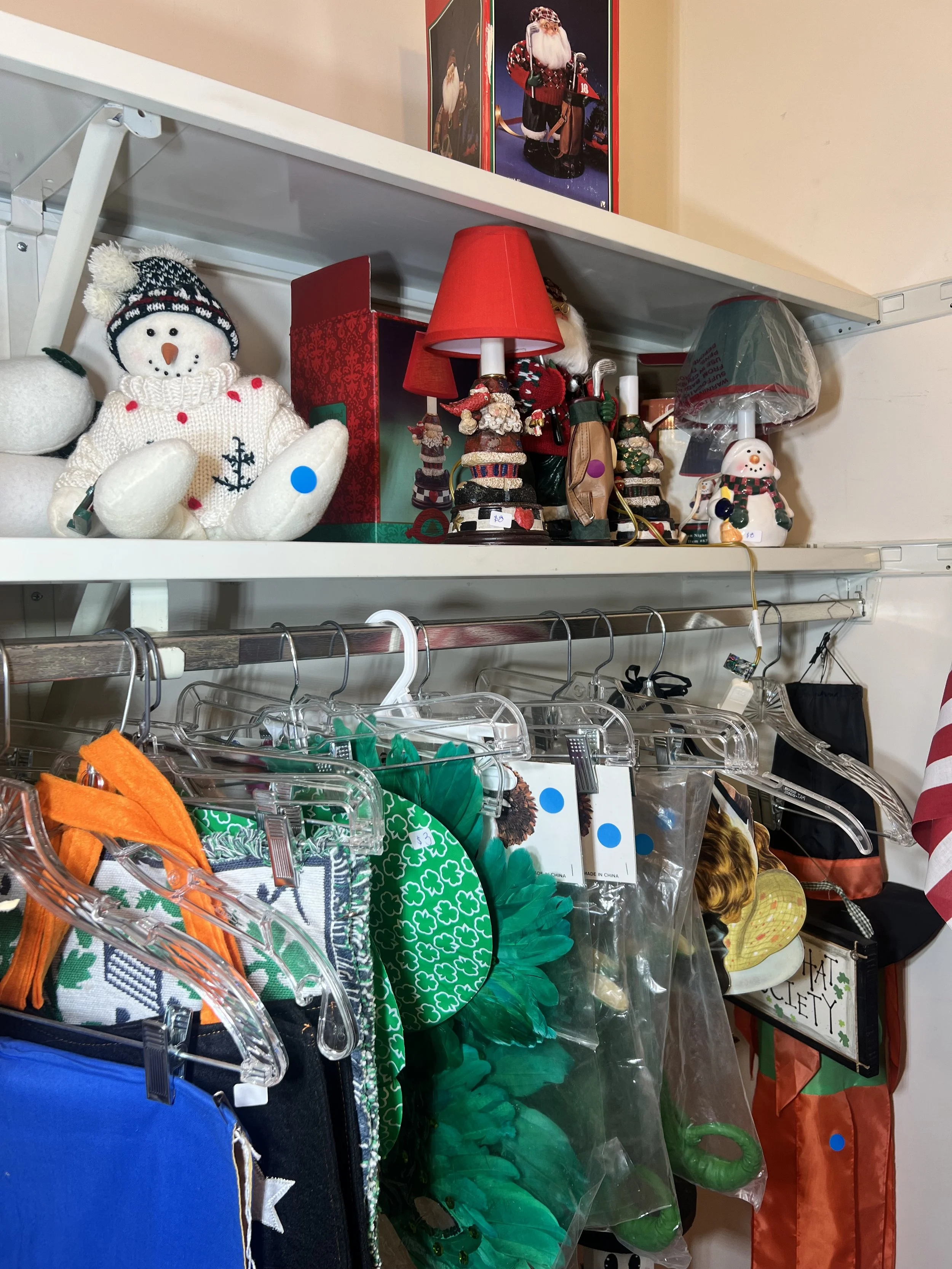 Various holiday decor 