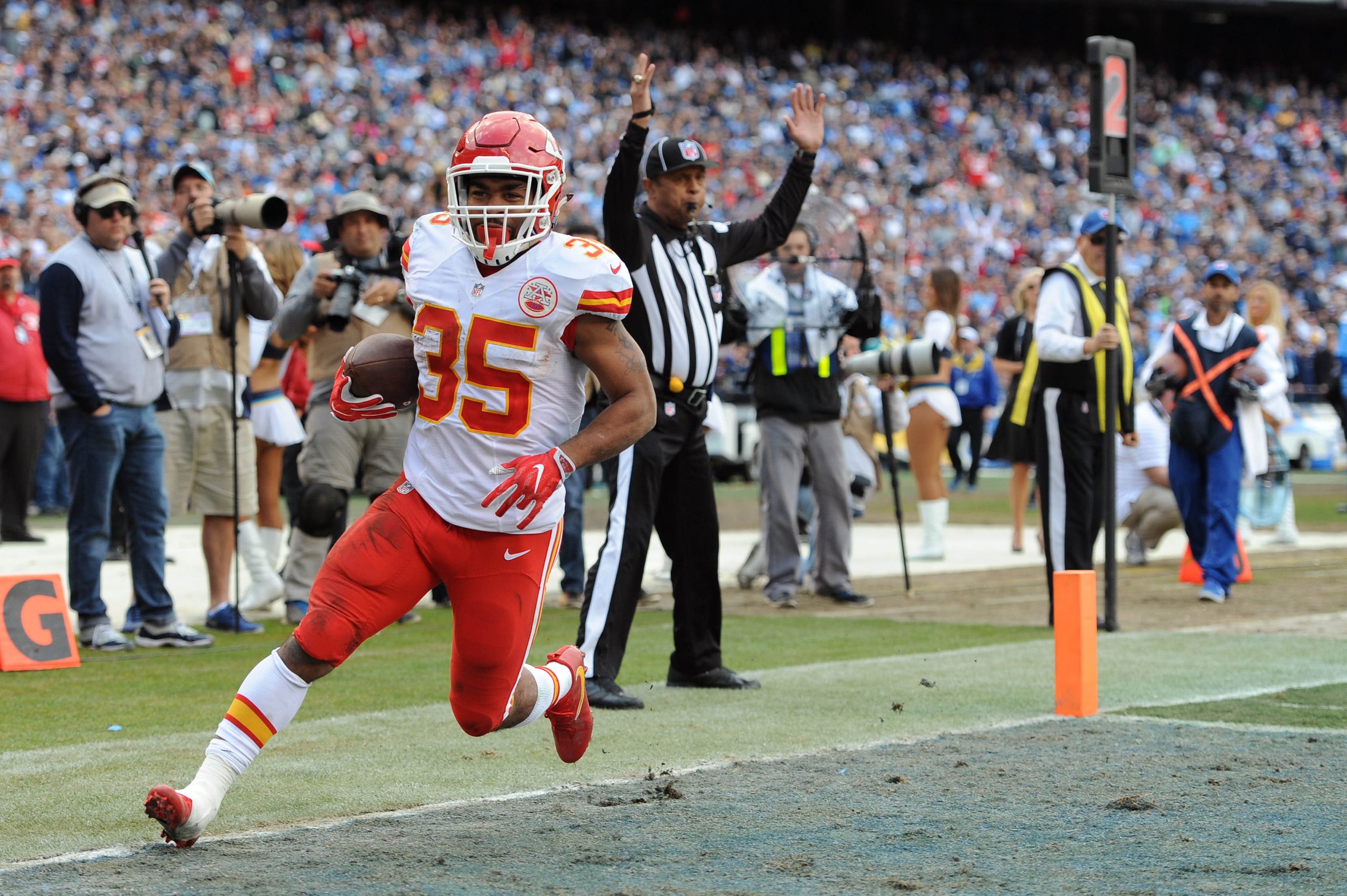 vecteezy_kansas-city-chiefs-running-back-charcandrick-west-35_63140316.jpg