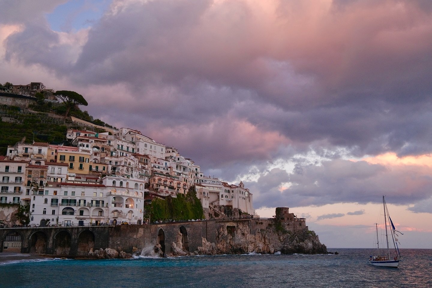 My last night on the Amalfi Coast, the clouds finally came out to play.

#italy #italia #amalfi #amalficoast
