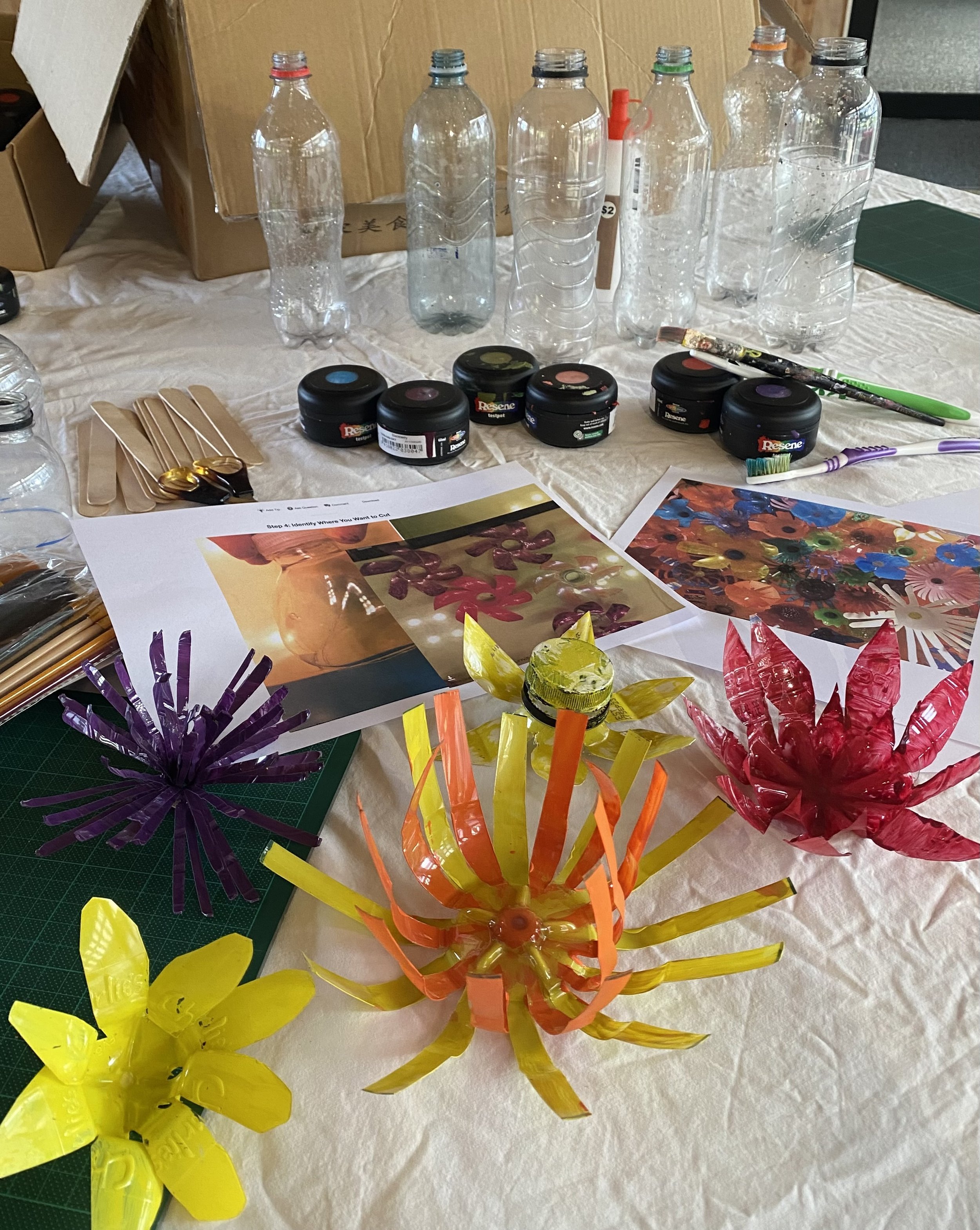Make flowers from recycled plastic: FREE workshop
