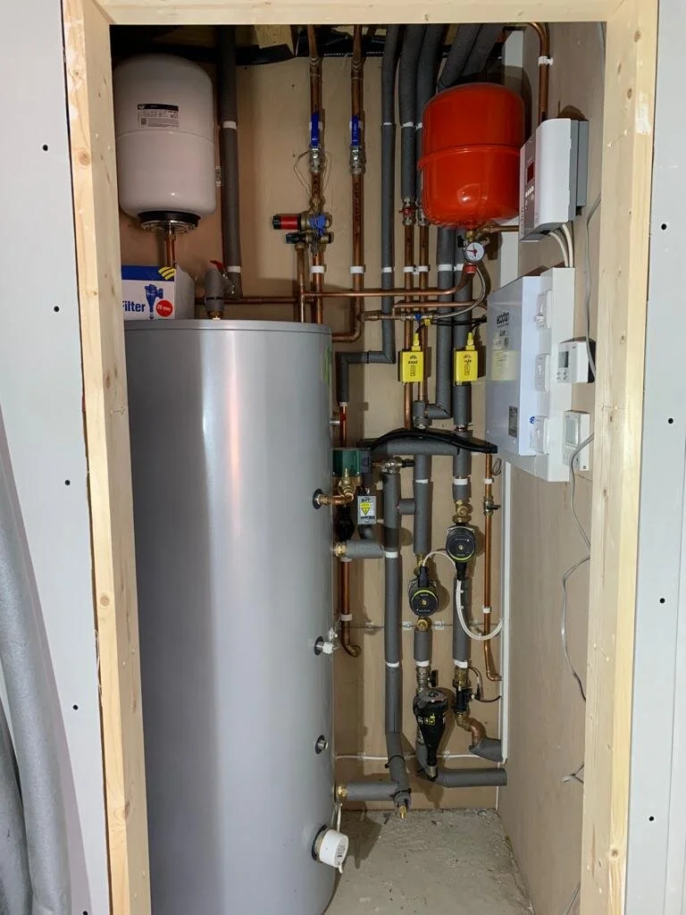 Underfloor heating, Joule Hot Water Cylinder and Air Source Heat Pump