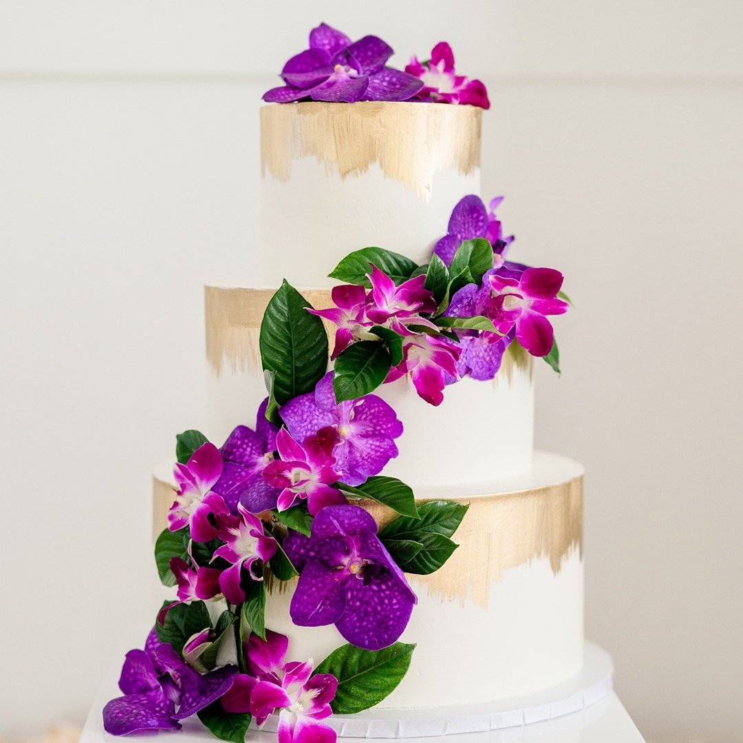 How sweet it still is... thinking of this stunning cake from one of our weddings last summer.

.
.
.
Venue: @thepreserveatcanyonlake
Floral: @tiffanylarsondesignco_atx
Photo: @ mylahrenae
Planner: @jadeonyxevents

#austinwedding #austinweddings #aust