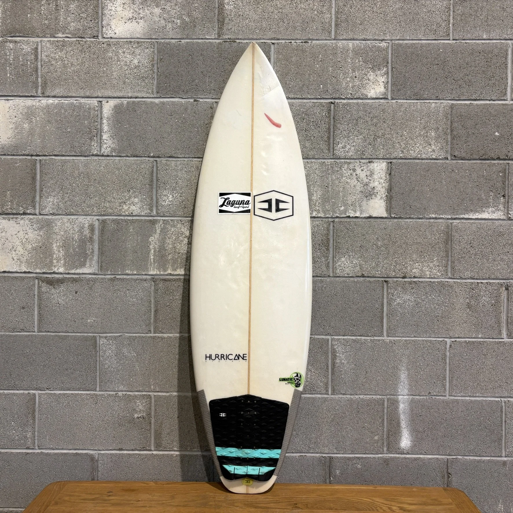 USED Hurricane Surfboard 5'4 1/2" x 18 1/8" x 2 1/4" - FOR GROMS !