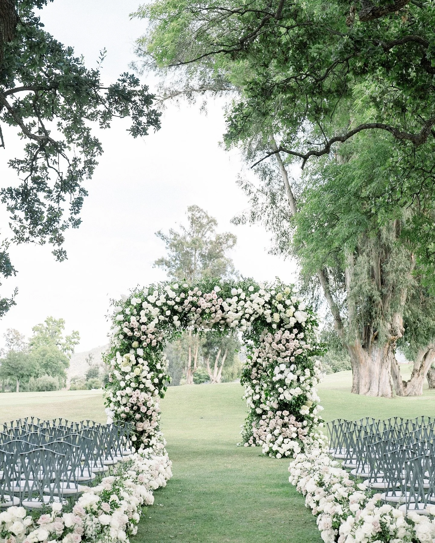 A stunning chuppah by @heavenly_blooms and that iconic @ojaivalleyinn mountain view.🙌🏻 💍⛰️

Venue @ojaivalleyinn
Planning &amp; Design @heatherhoesch&nbsp;&nbsp;
Photo @pattengalephoto
Video @hoo_films&nbsp;
Hair @dergaclisa @mariamhairstylist7
Ma