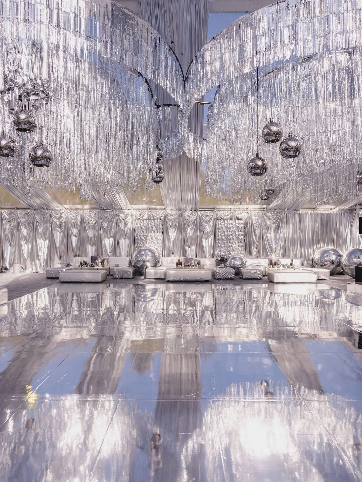 I hear chrome is having a moment. 🩶🪩🥂

@rachellipstick @jwegener&rsquo;s fun all chrome night was one for the books! 

Planning &amp; Design&nbsp;@heatherhoesch
Venue @uclalakearrowheadweddings
Photography @johnandjoseph
Video @hoo_films
Design &a