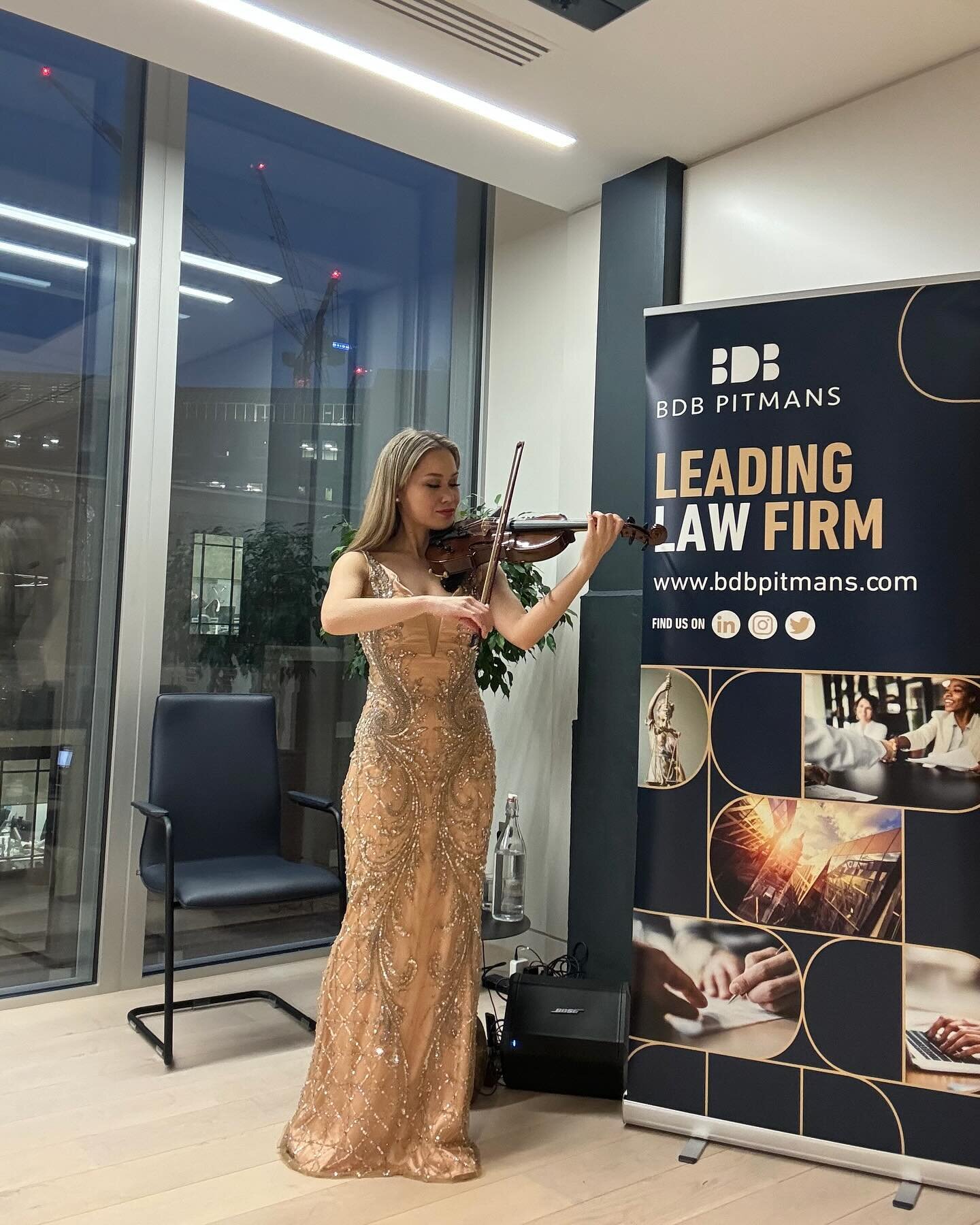 Our solo violinist performed during a drinks reception for BDB Pitmans . 
Thank you for having us. 

#corporateevents #lawfirm #violinist #violin #popcover #bridgerton #luxuryevents #drinksreception