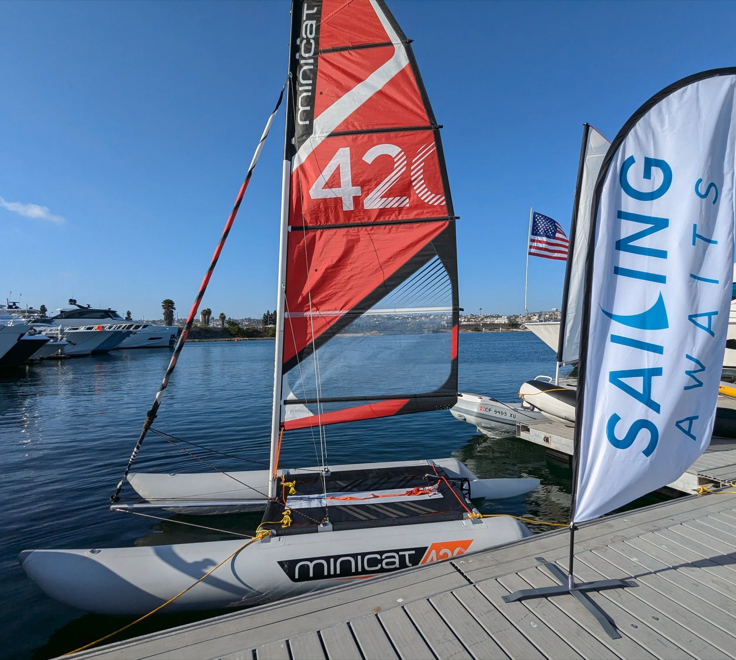 2019 MiniCat 420 Instinct w/ red sails (DEMO boat)