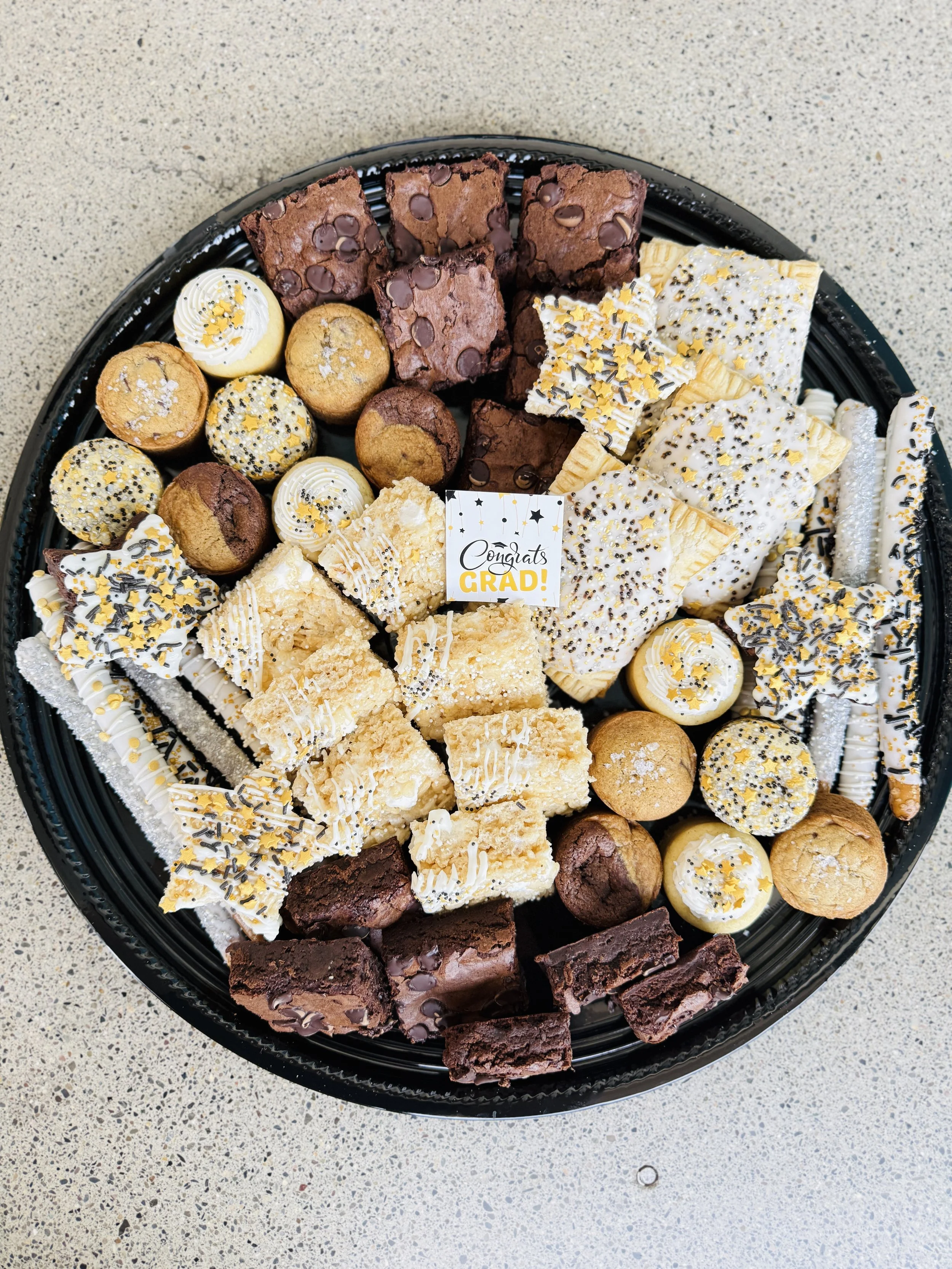 GRADUATION DESSERT BOARD (FEEDS 25-50 PEOPLE)