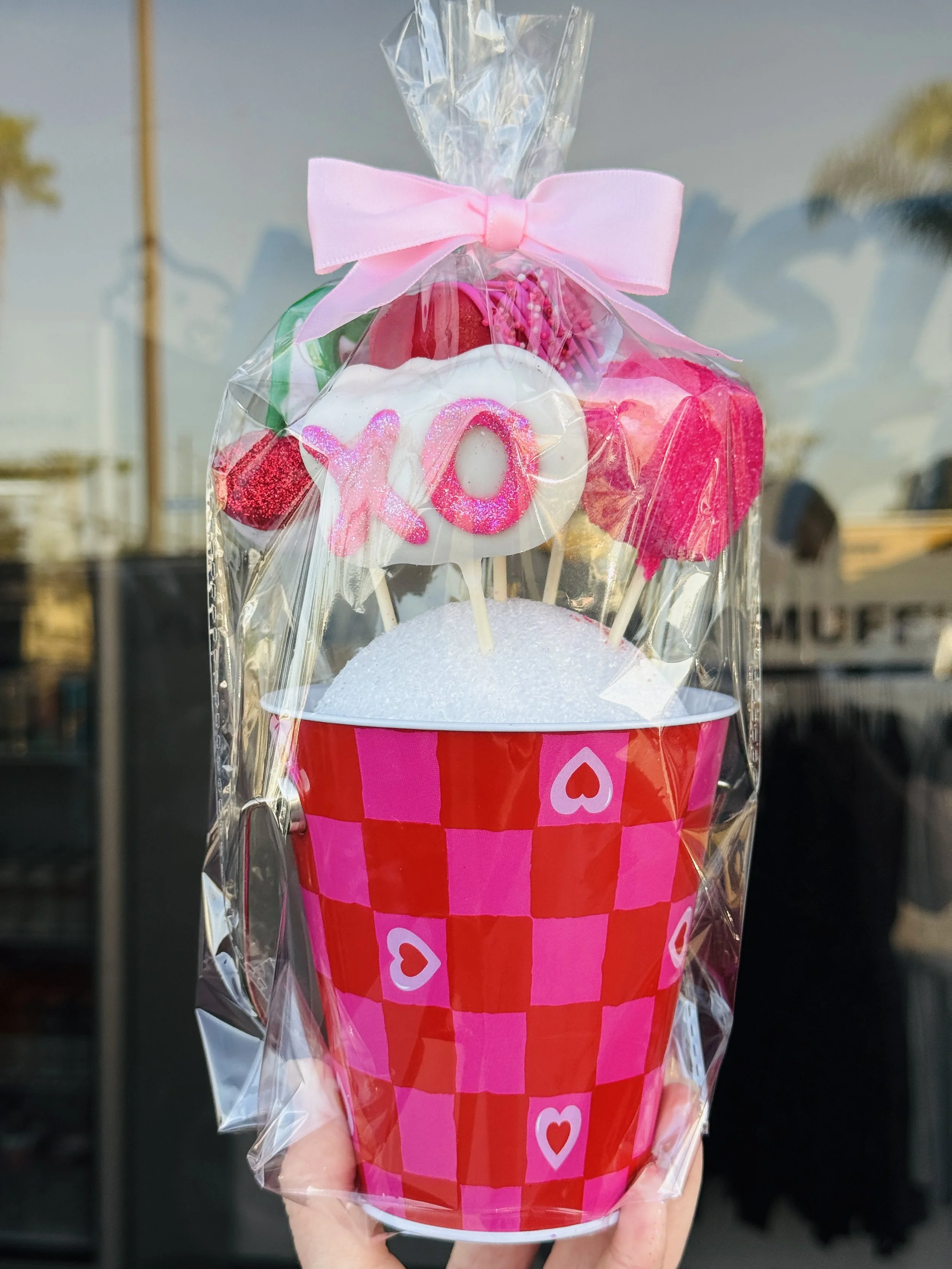 VALENTINE'S DAY CAKE-POP BOUQUET