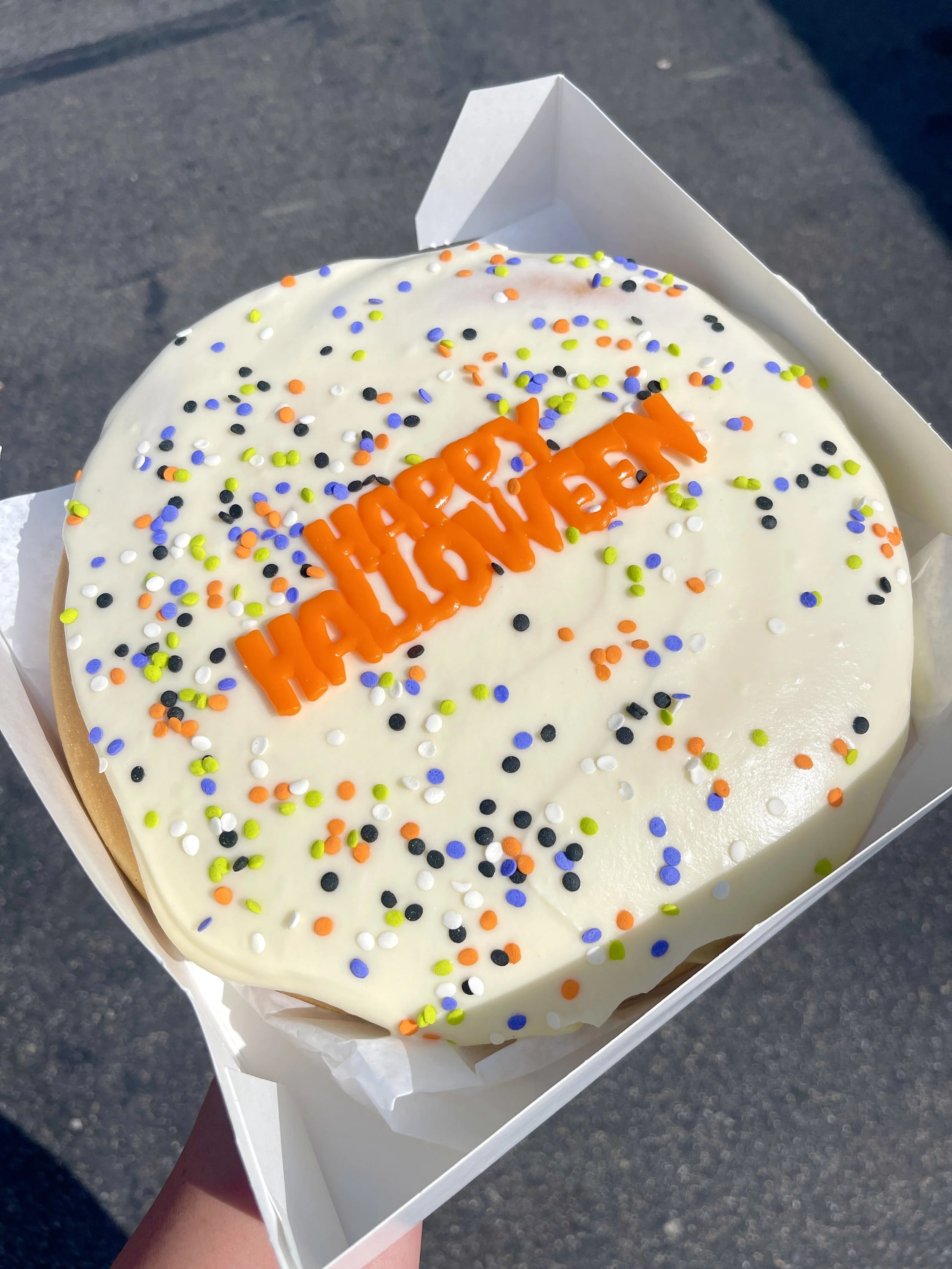 HALLOWEEN CINNAMON ROLL CAKE